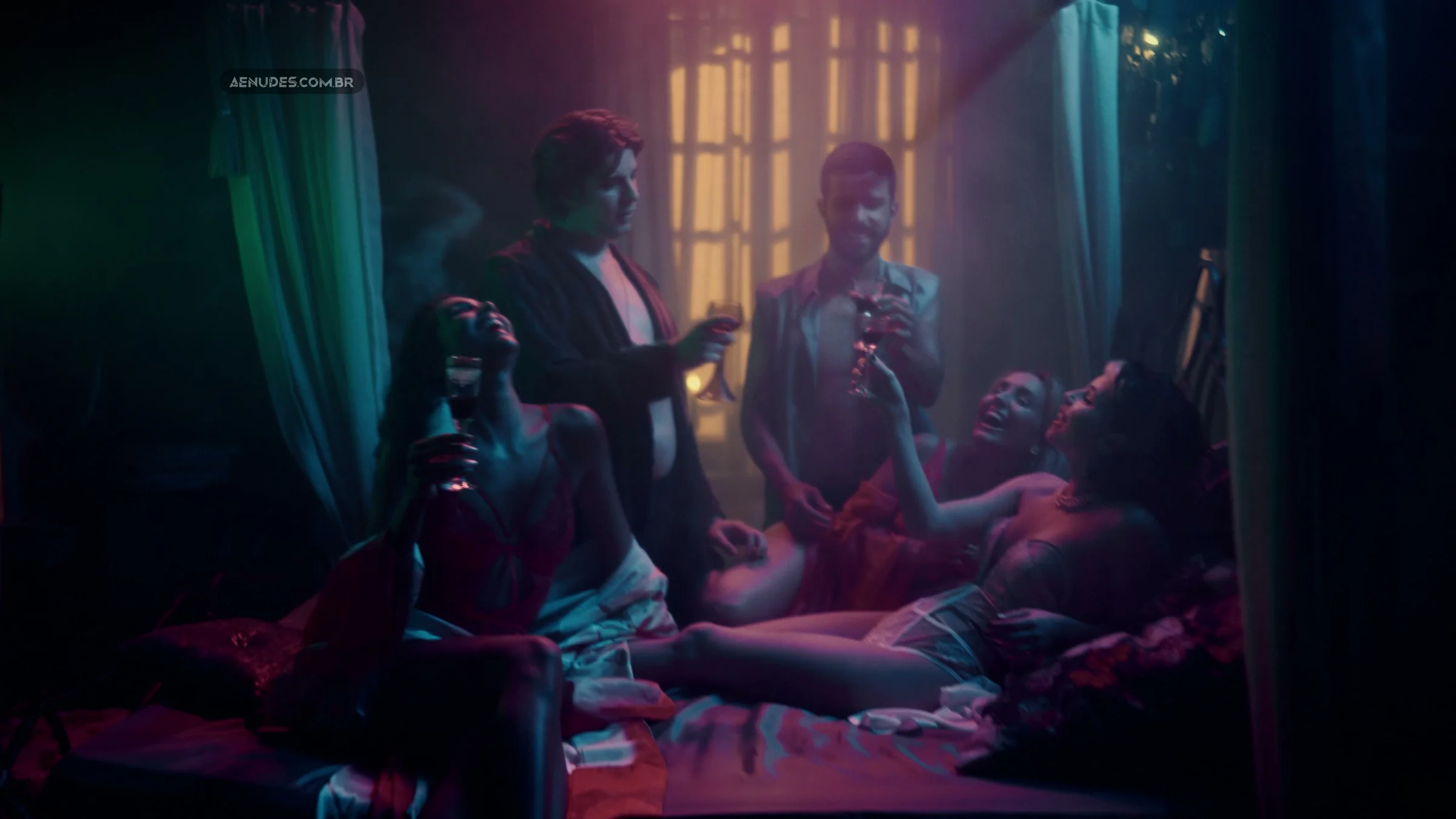 Alanis Guillen e Laura Dutra nua pelada cena de sexo em Vermelho Sangue (Série).