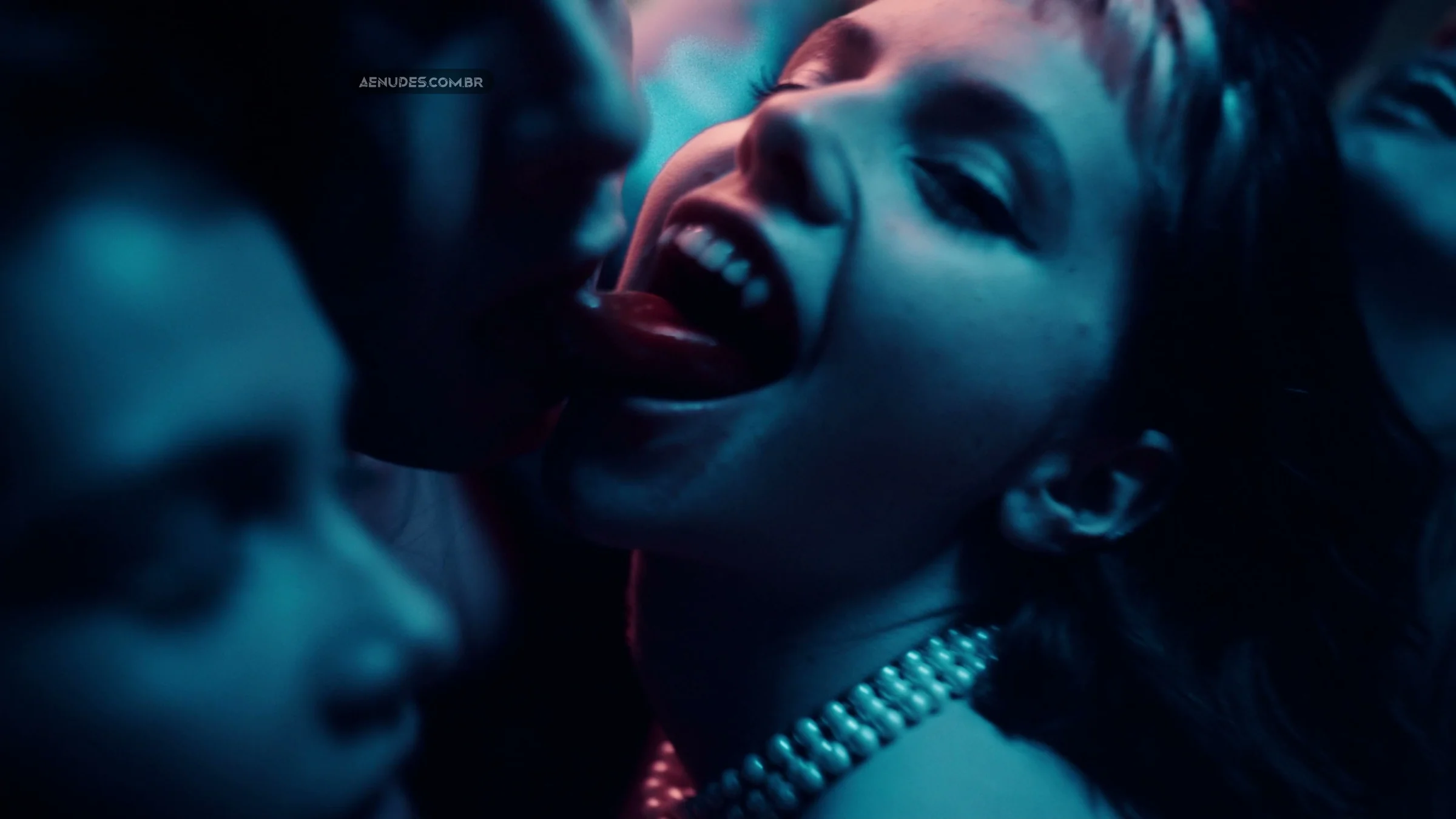 Alanis Guillen e Laura Dutra nua pelada cena de sexo em Vermelho Sangue (Série).
