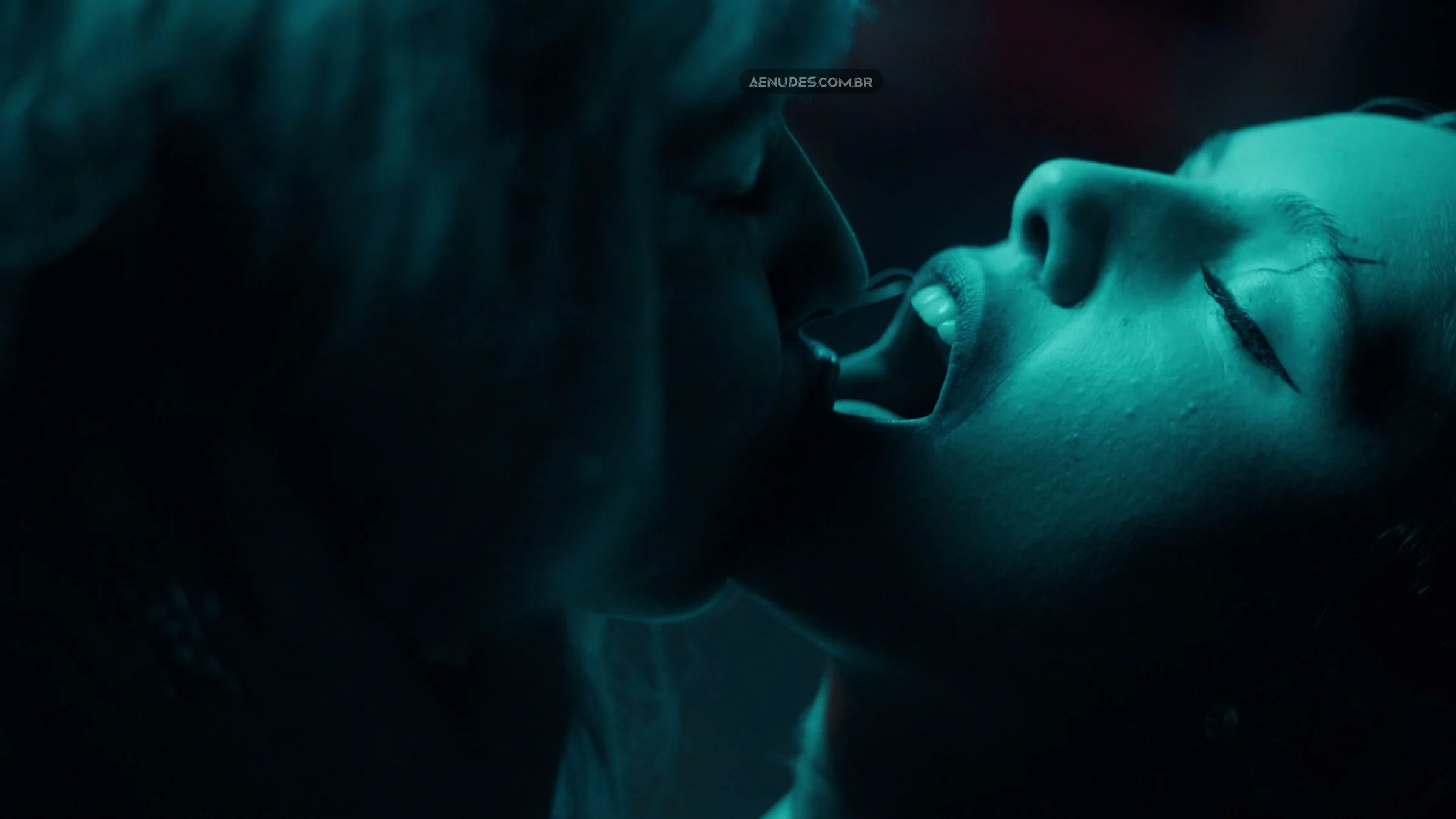 Alanis Guillen e Laura Dutra nua pelada cena de sexo em Vermelho Sangue (Série).