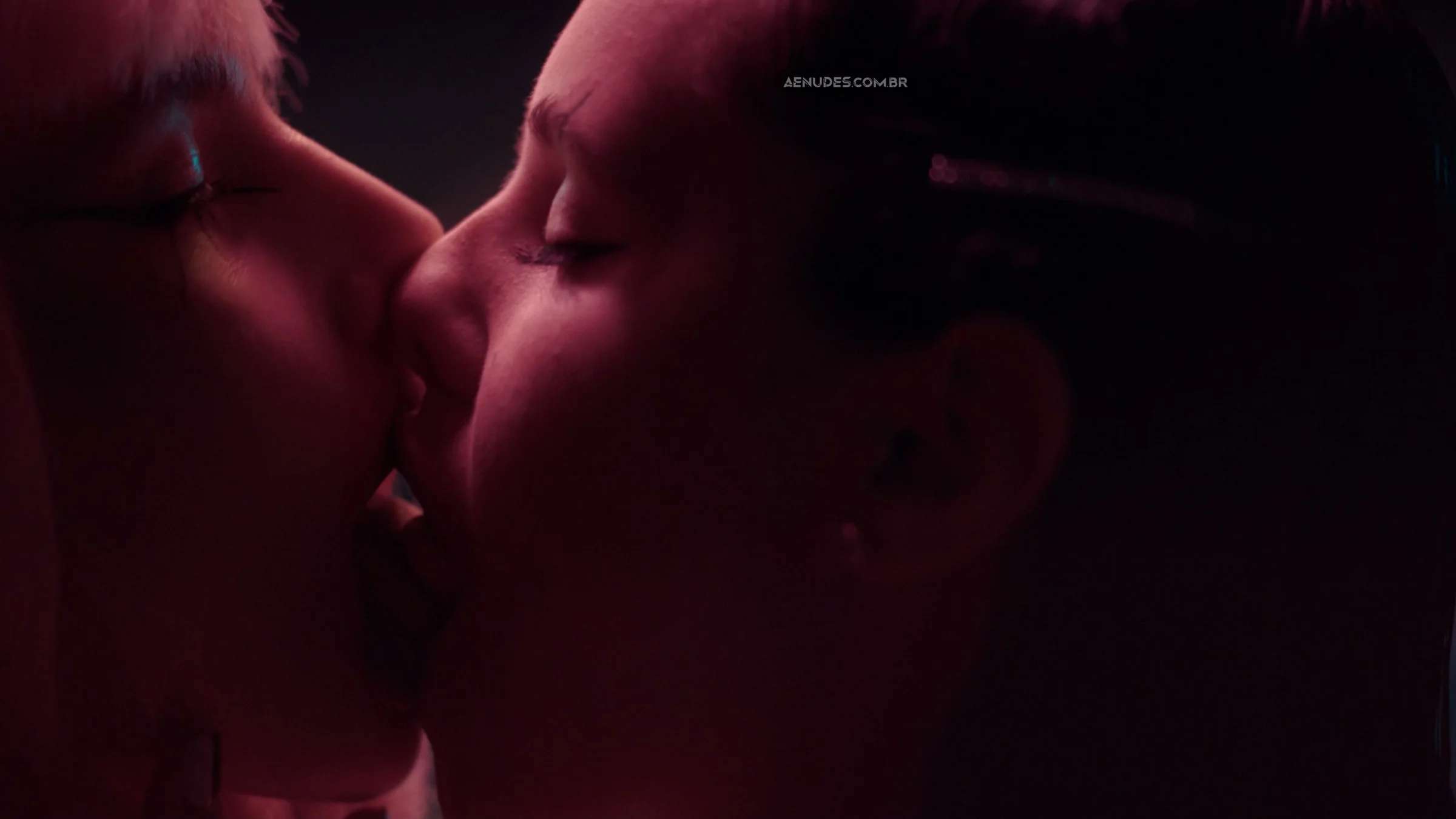 Alanis Guillen e Laura Dutra nua pelada cena de sexo em Vermelho Sangue (Série).