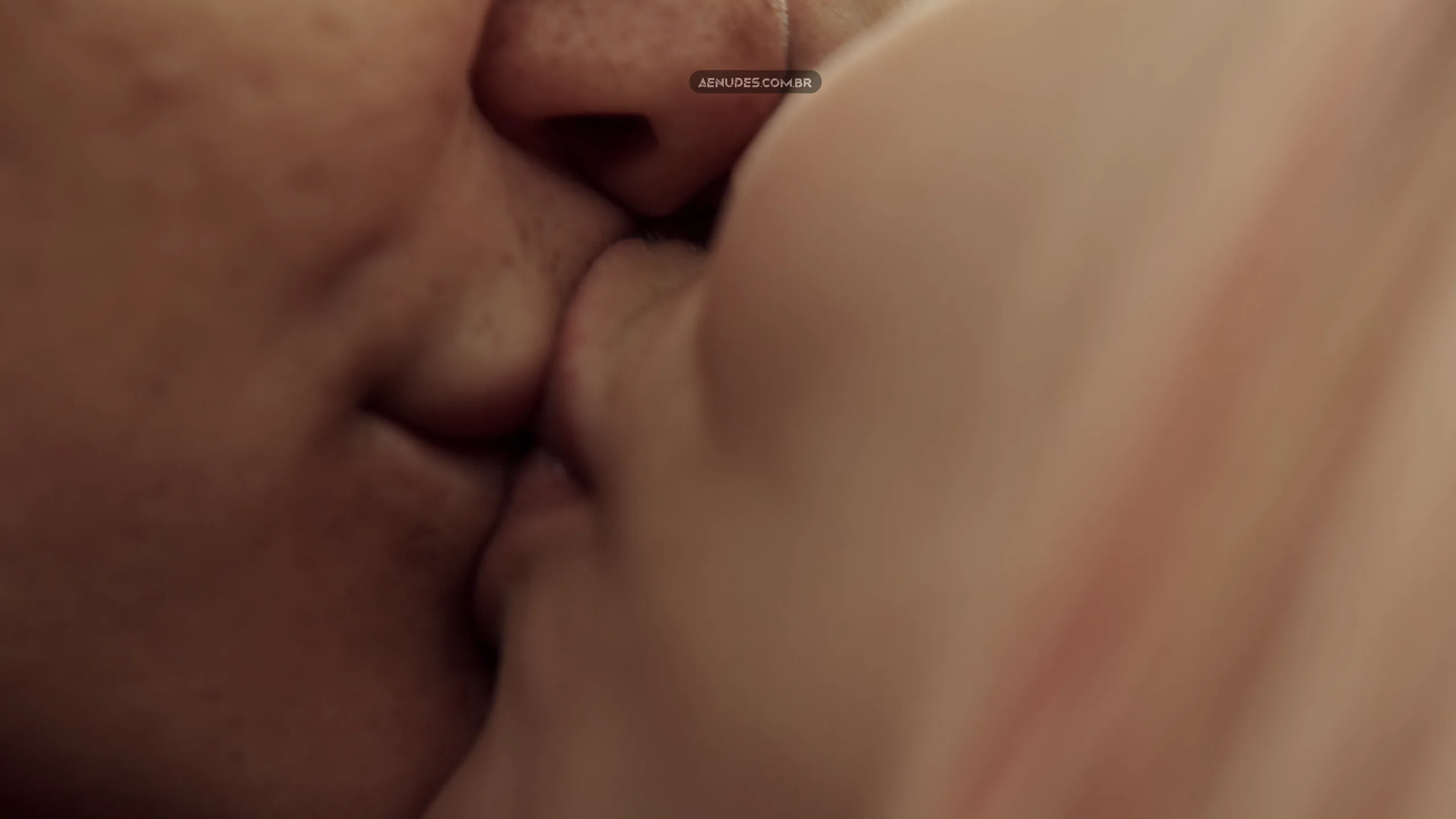 Leticia Vieira e Alanis Guillen nua pelada cena de sexo em Vermelho Sangue (Série)