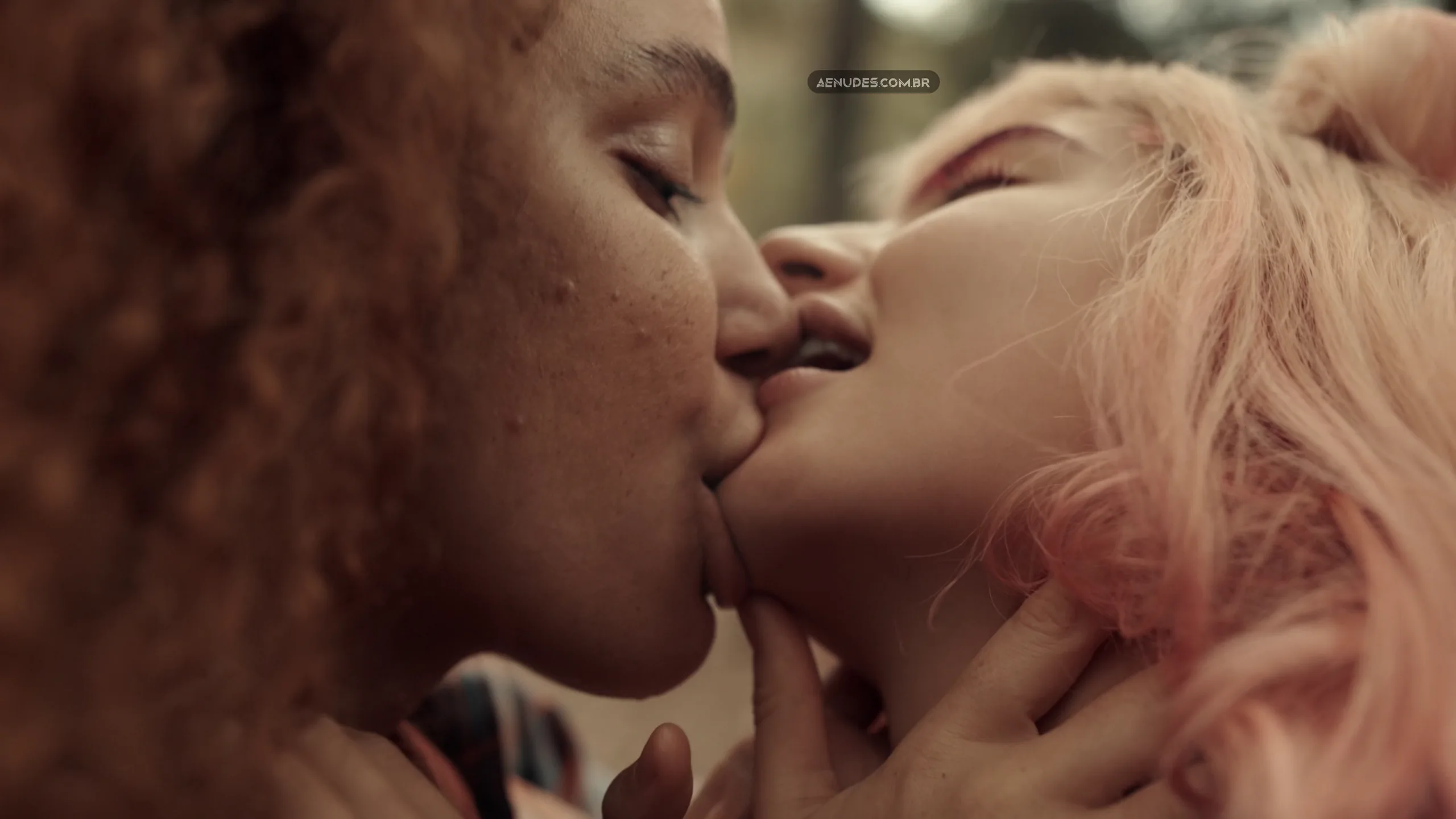 Leticia Vieira e Alanis Guillen nua pelada cena de sexo em Vermelho Sangue (Série)