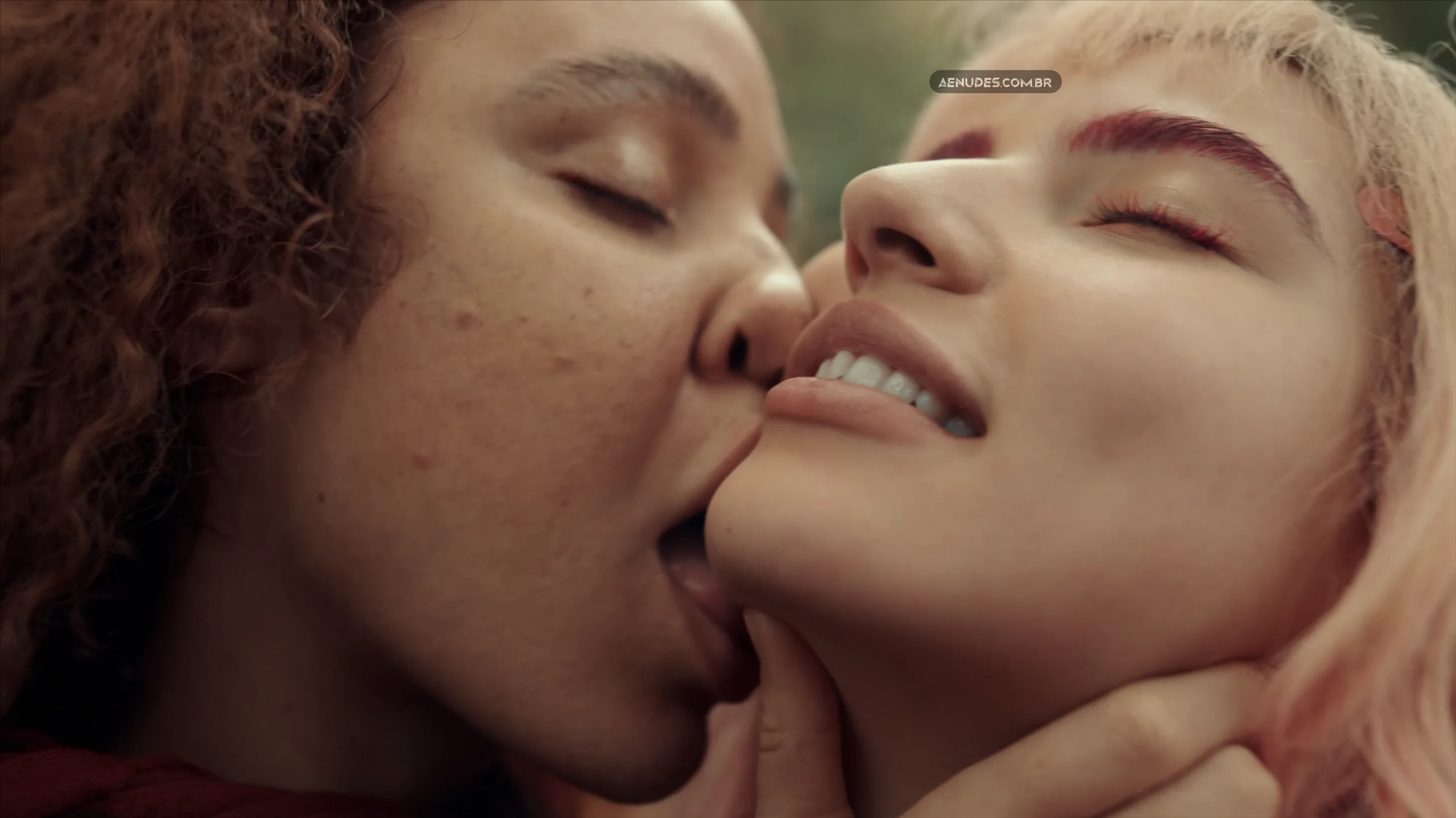 Leticia Vieira e Alanis Guillen nua pelada cena de sexo em Vermelho Sangue (Série)