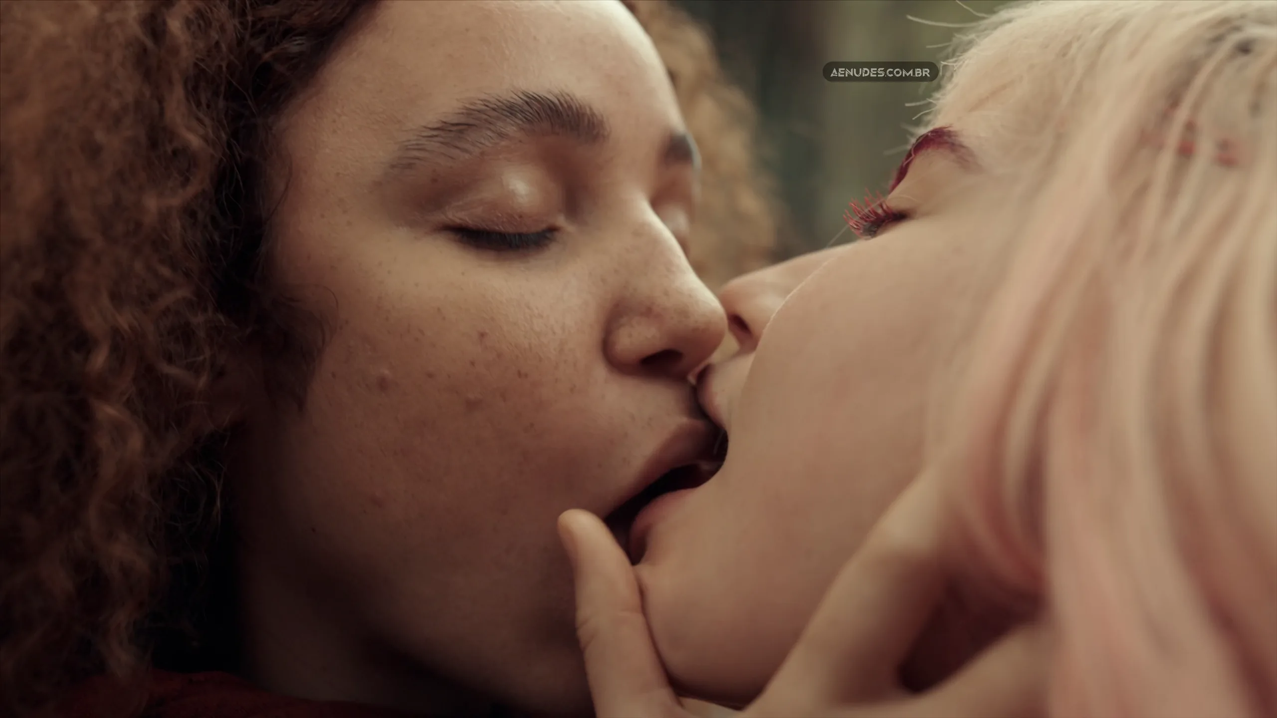 Leticia Vieira e Alanis Guillen nua pelada cena de sexo em Vermelho Sangue (Série)