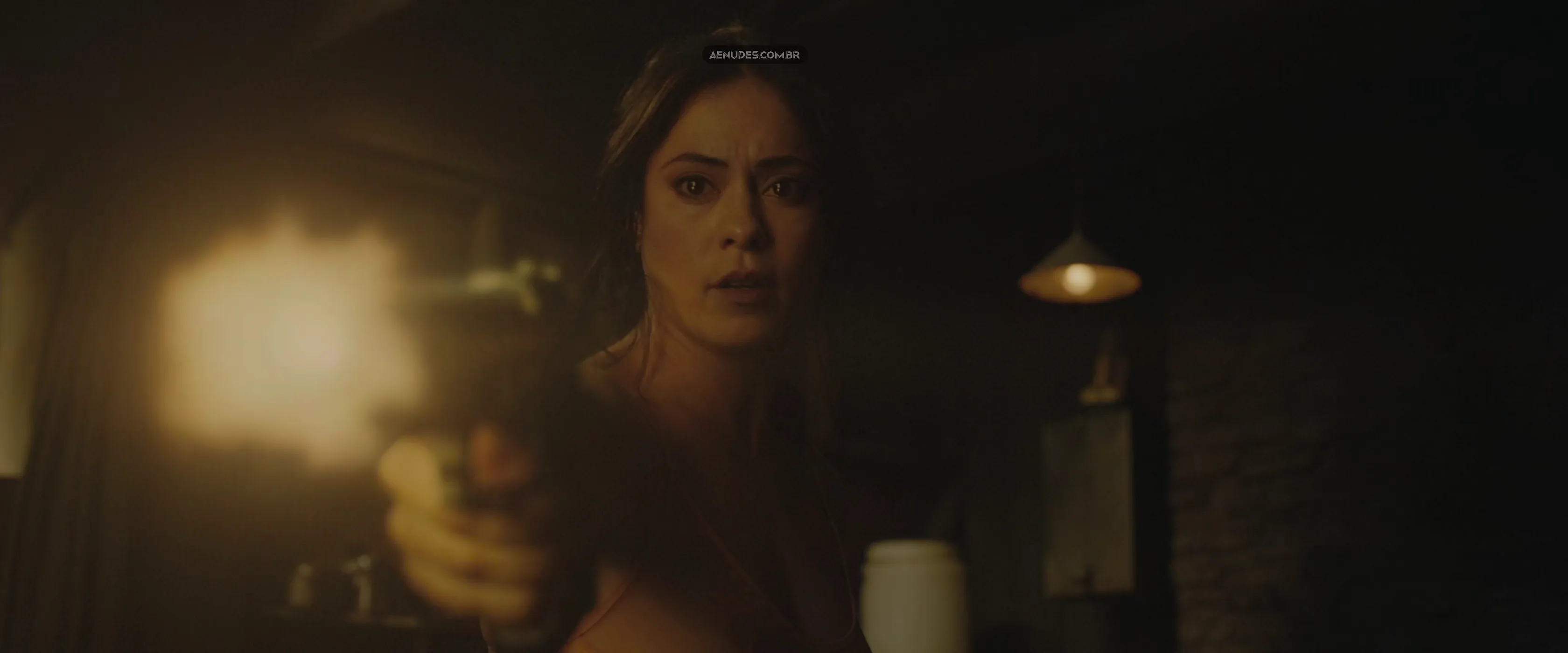Rosa Salazar e Gemma Dart nua pelada cena de sexo em Play Dirty