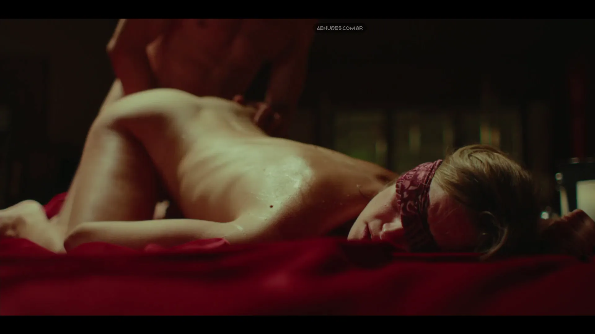 Svenja Jung nua pelada cena de sexo em Naked