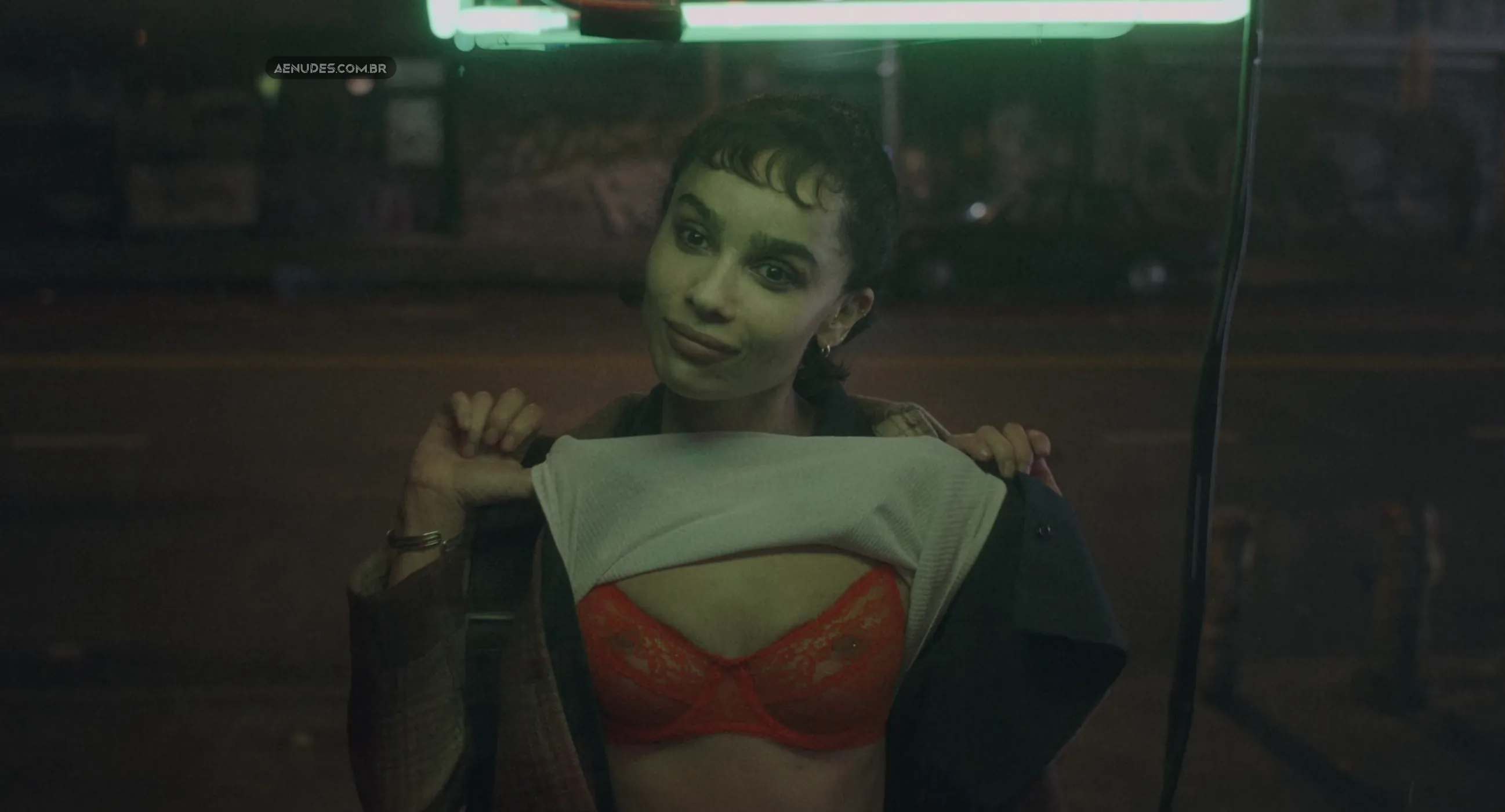 Zoë Kravitz nua pelada cena de sexo em Caught Stealing