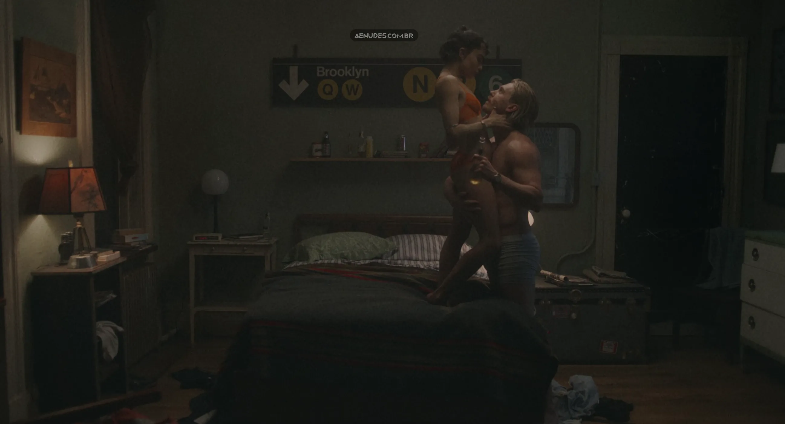 Zoë Kravitz nua pelada cena de sexo em Caught Stealing