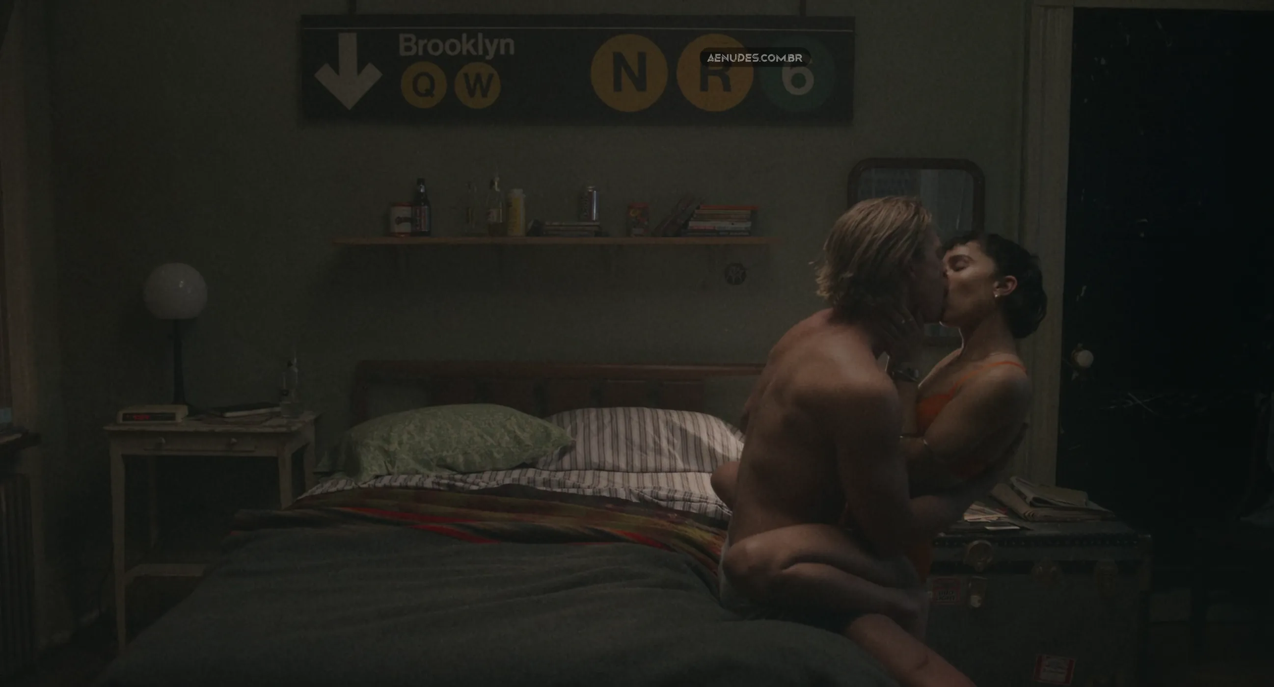 Zoë Kravitz nua pelada cena de sexo em Caught Stealing