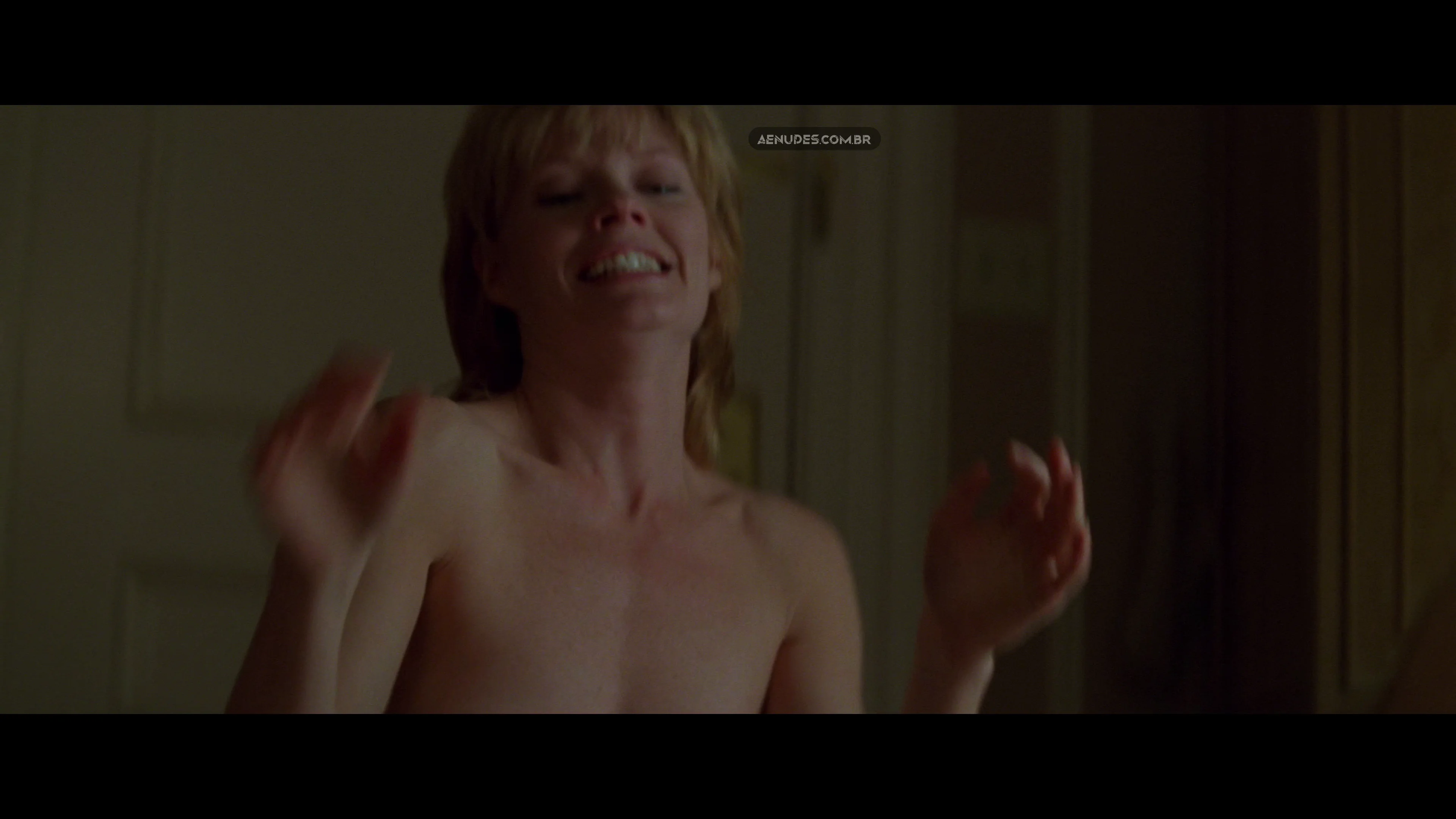 Marg Helgenberger nua pelada cena de sexo em Species