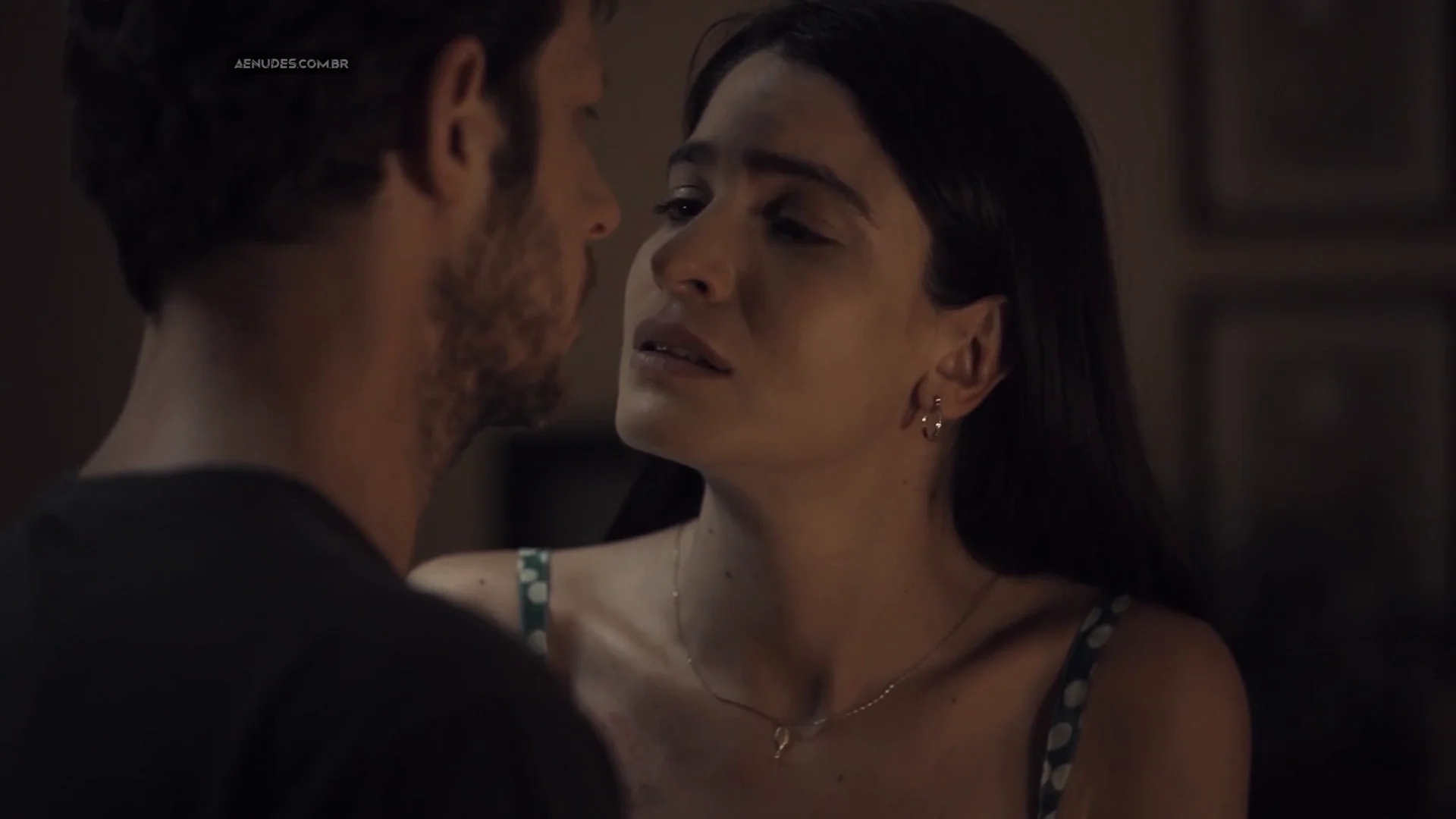 Maria Manoella nua pelada cena de sexo em Menos Que Nada