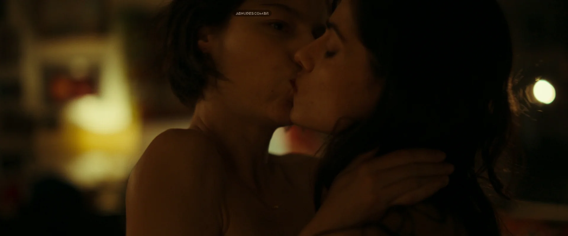 Marion Barbeau e Eugénie Derouand nua pelada cena de sexo em Drone