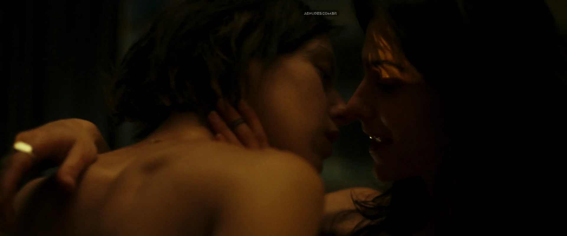 Marion Barbeau e Eugénie Derouand nua pelada cena de sexo em Drone