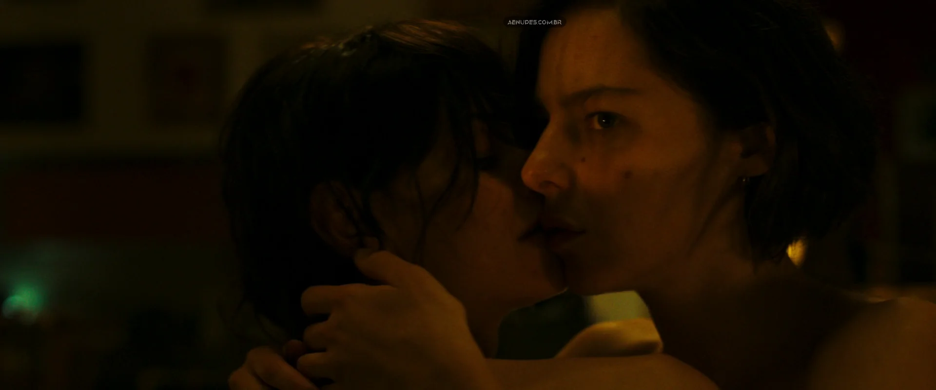 Marion Barbeau e Eugénie Derouand nua pelada cena de sexo em Drone