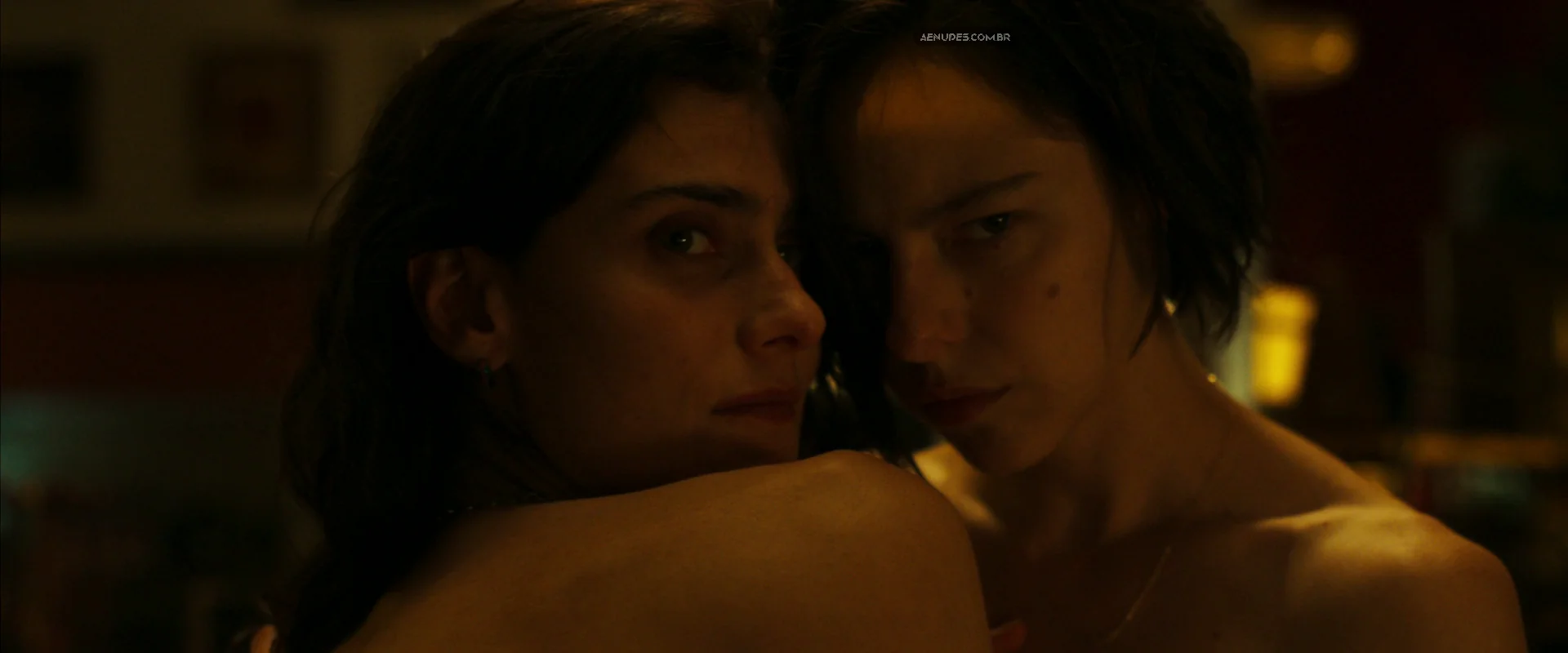 Marion Barbeau e Eugénie Derouand nua pelada cena de sexo em Drone