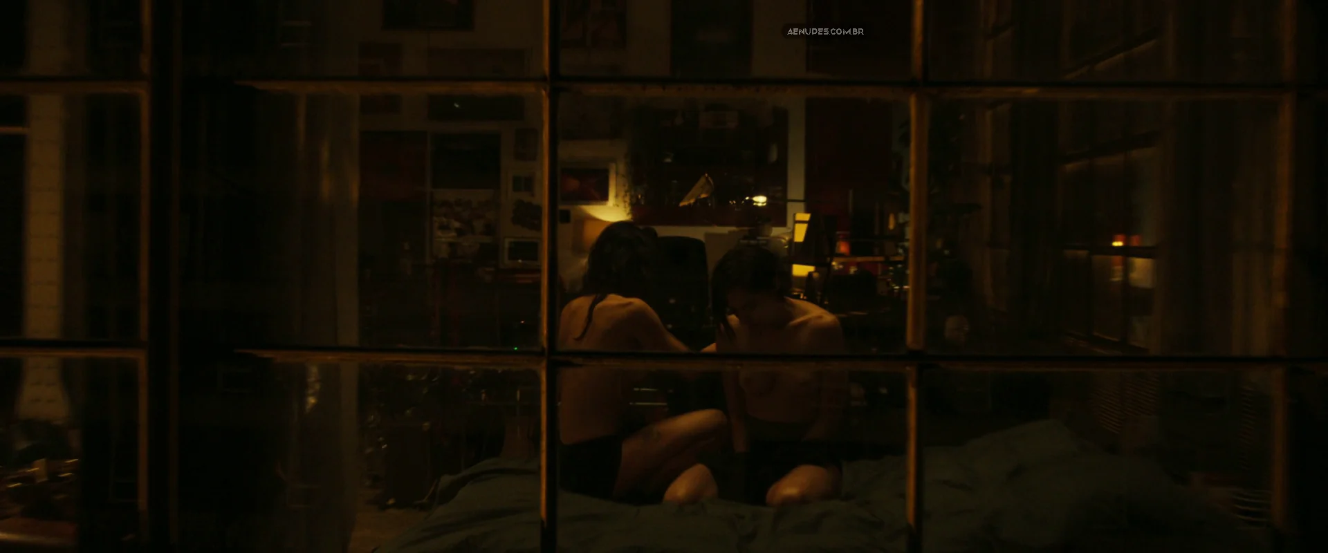 Marion Barbeau e Eugénie Derouand nua pelada cena de sexo em Drone