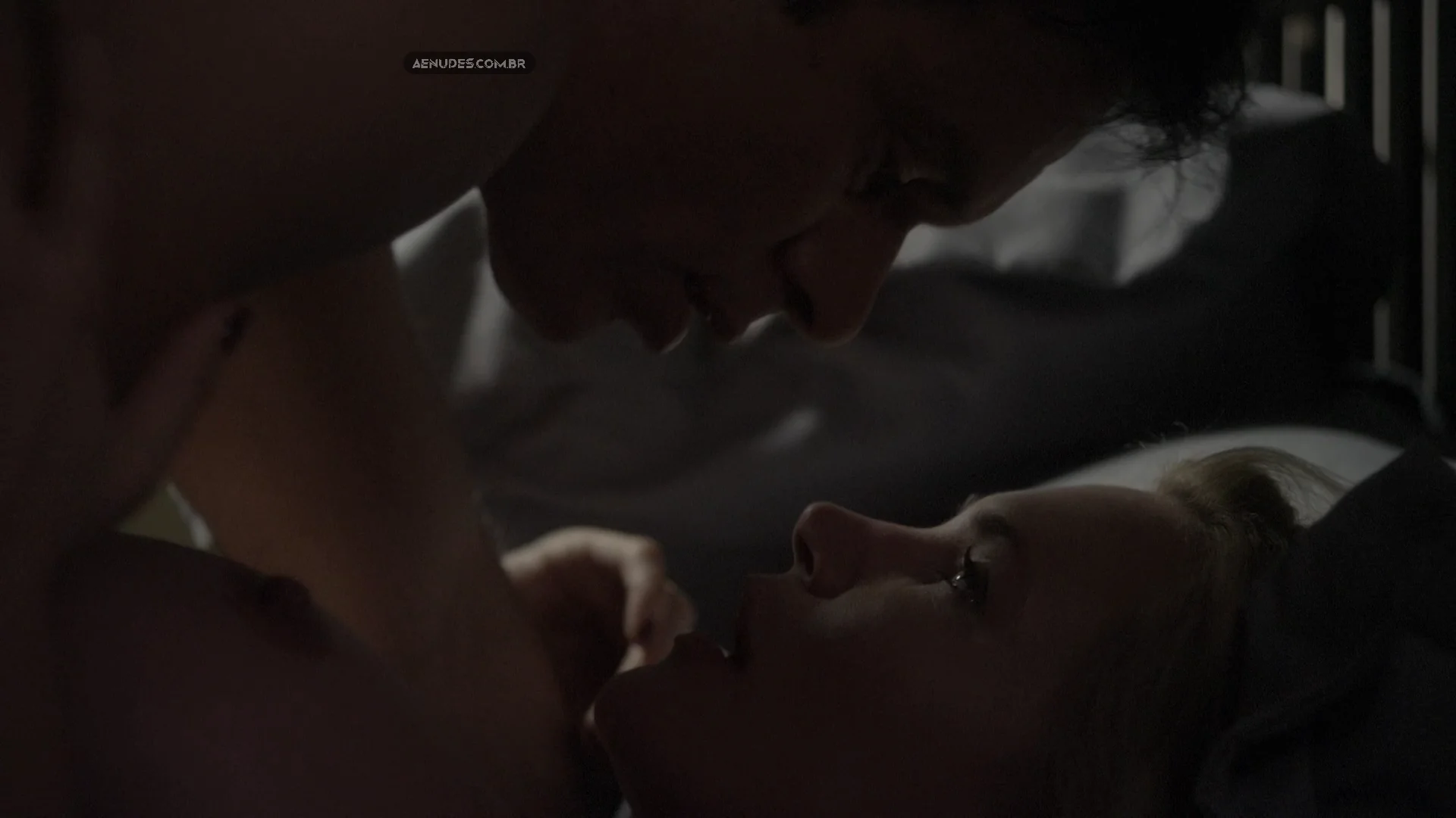 Natasha Henstridge nua pelada cena de sexo em Badge Of Honor