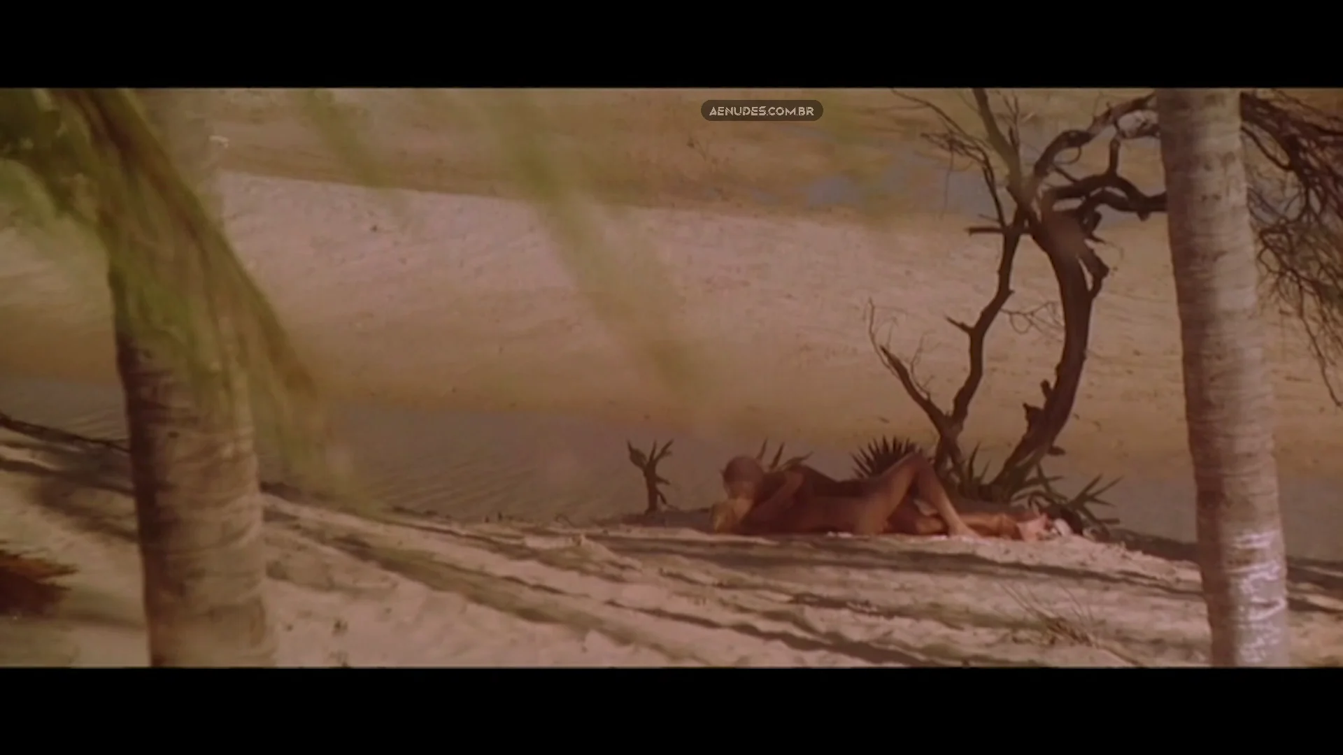 Natasha Henstridge nua pelada cena de sexo em Bela Donna