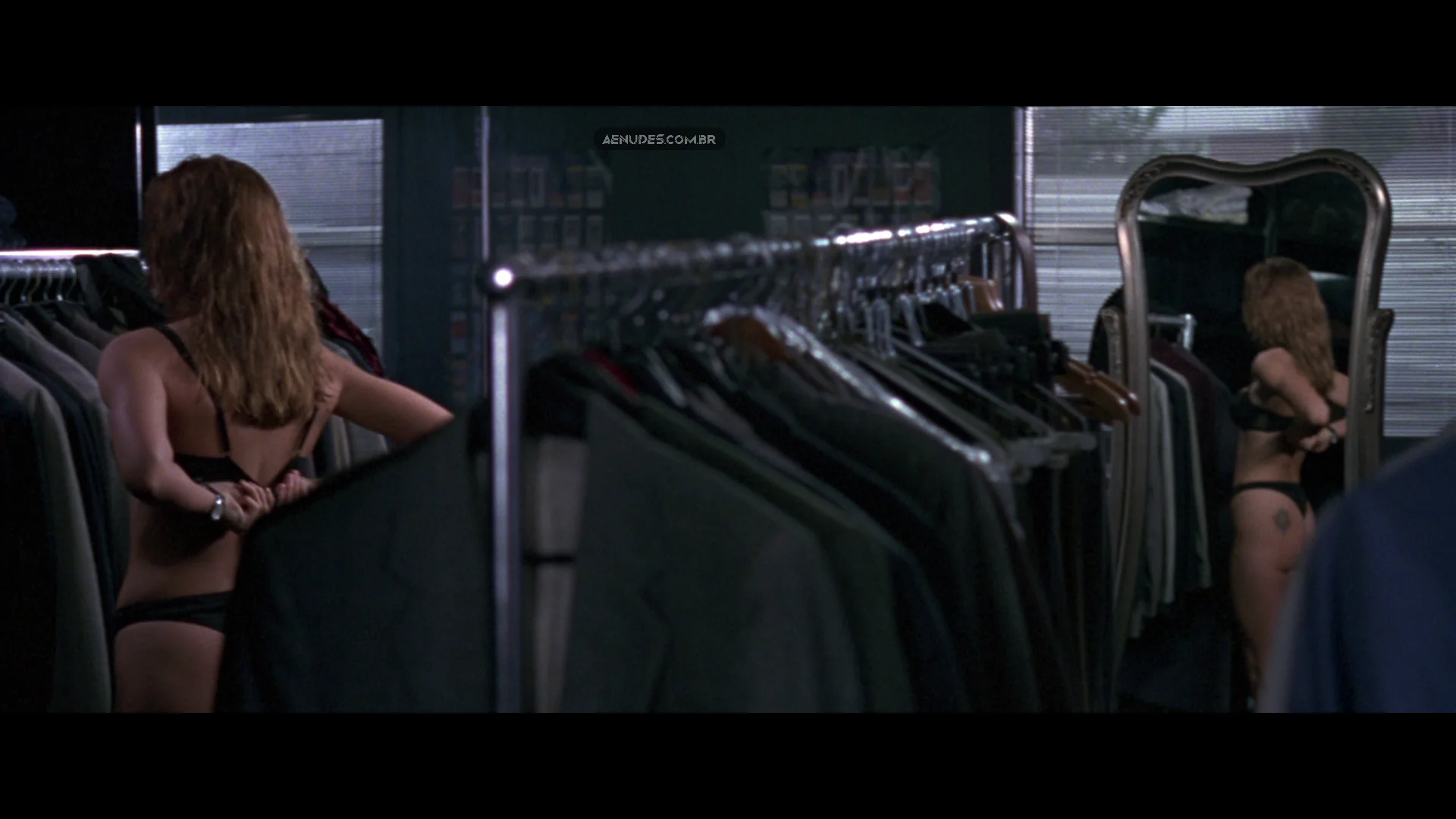 Natasha Henstridge nua pelada cena de sexo em Maximum Risk