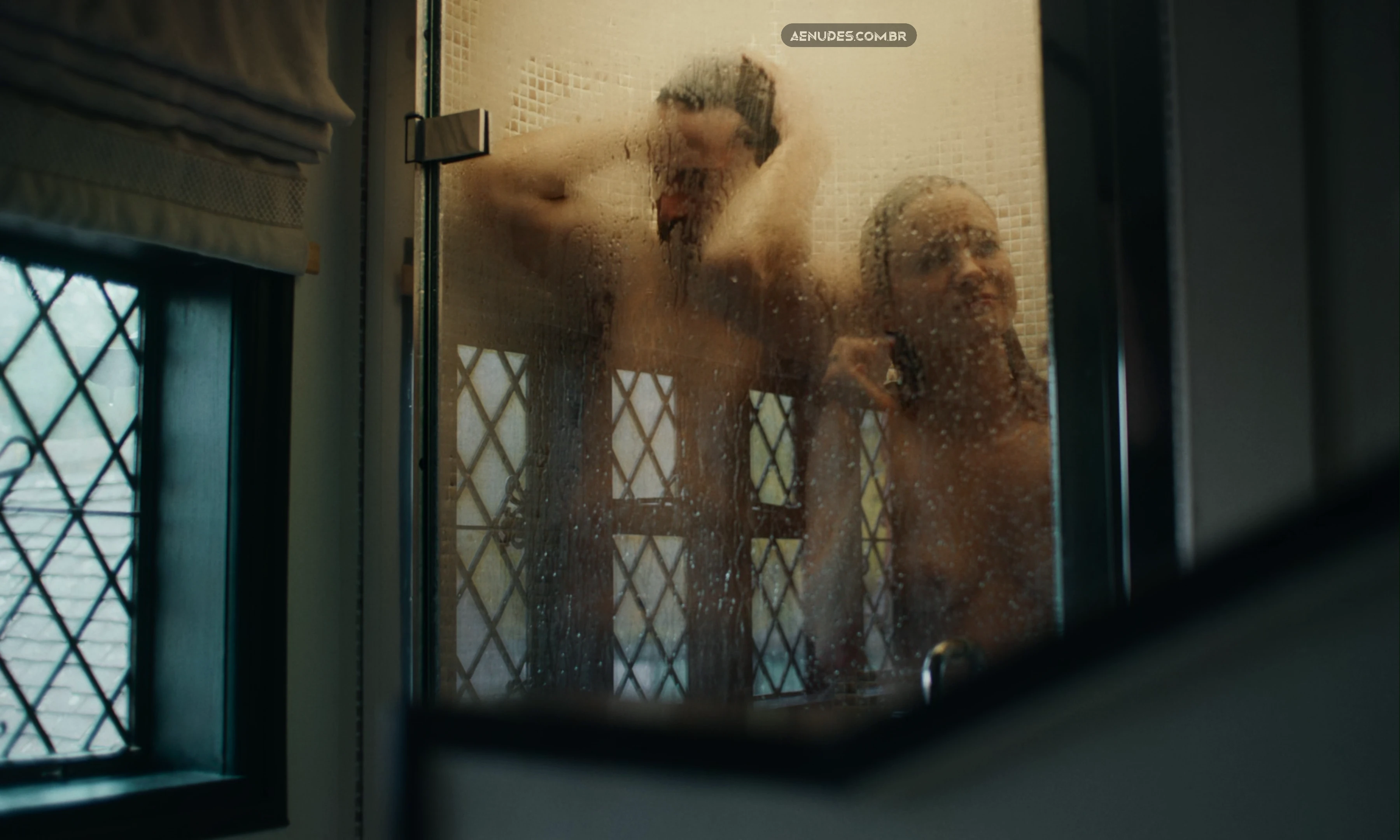 Almudena Amor e Aisling Franciosi nua pelada cena de sexo em Pose