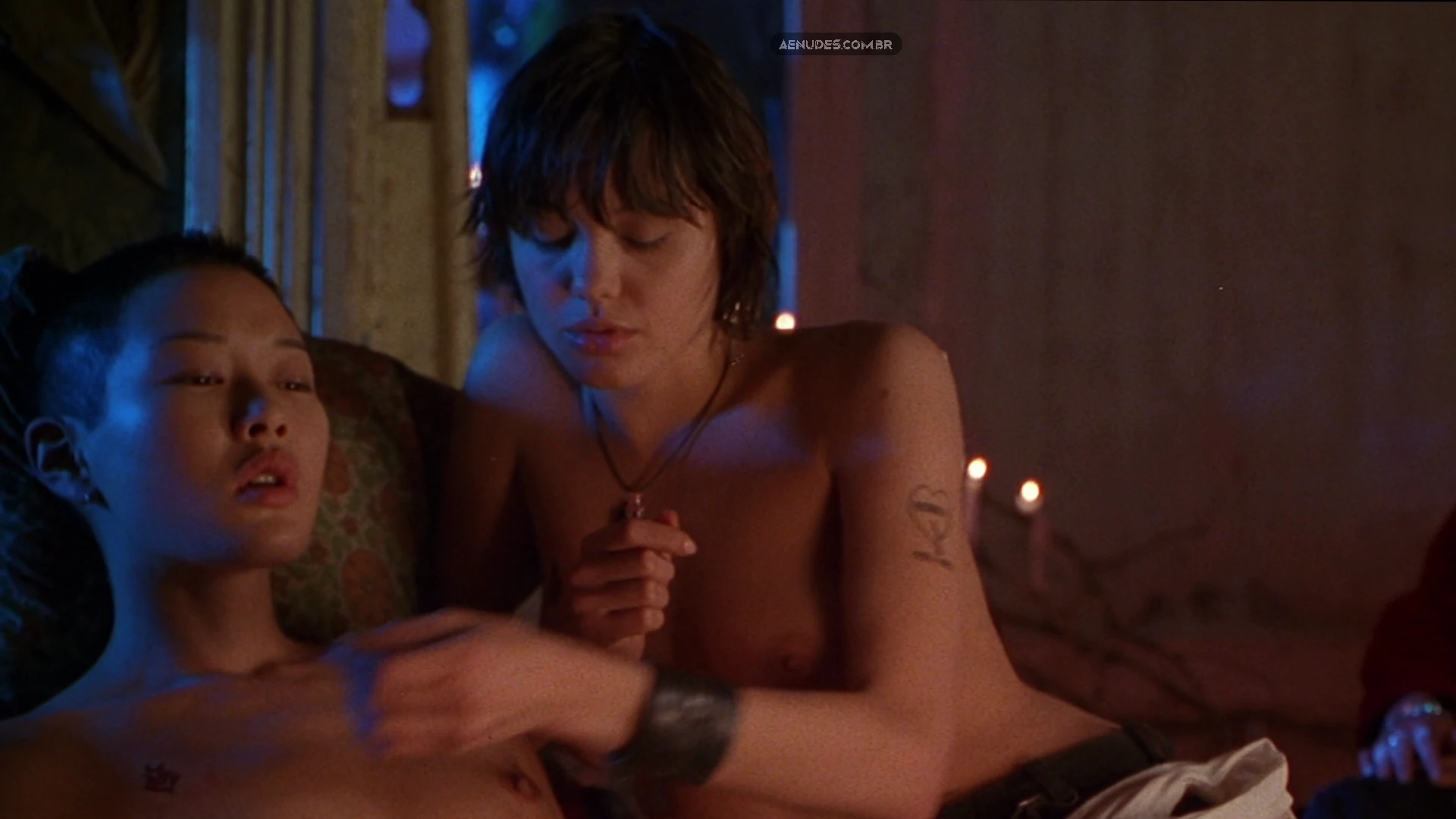 Angelina Jolie e Hedy Burress e Jenny Shimizu nua pelada cena de sexo em Fox Fire