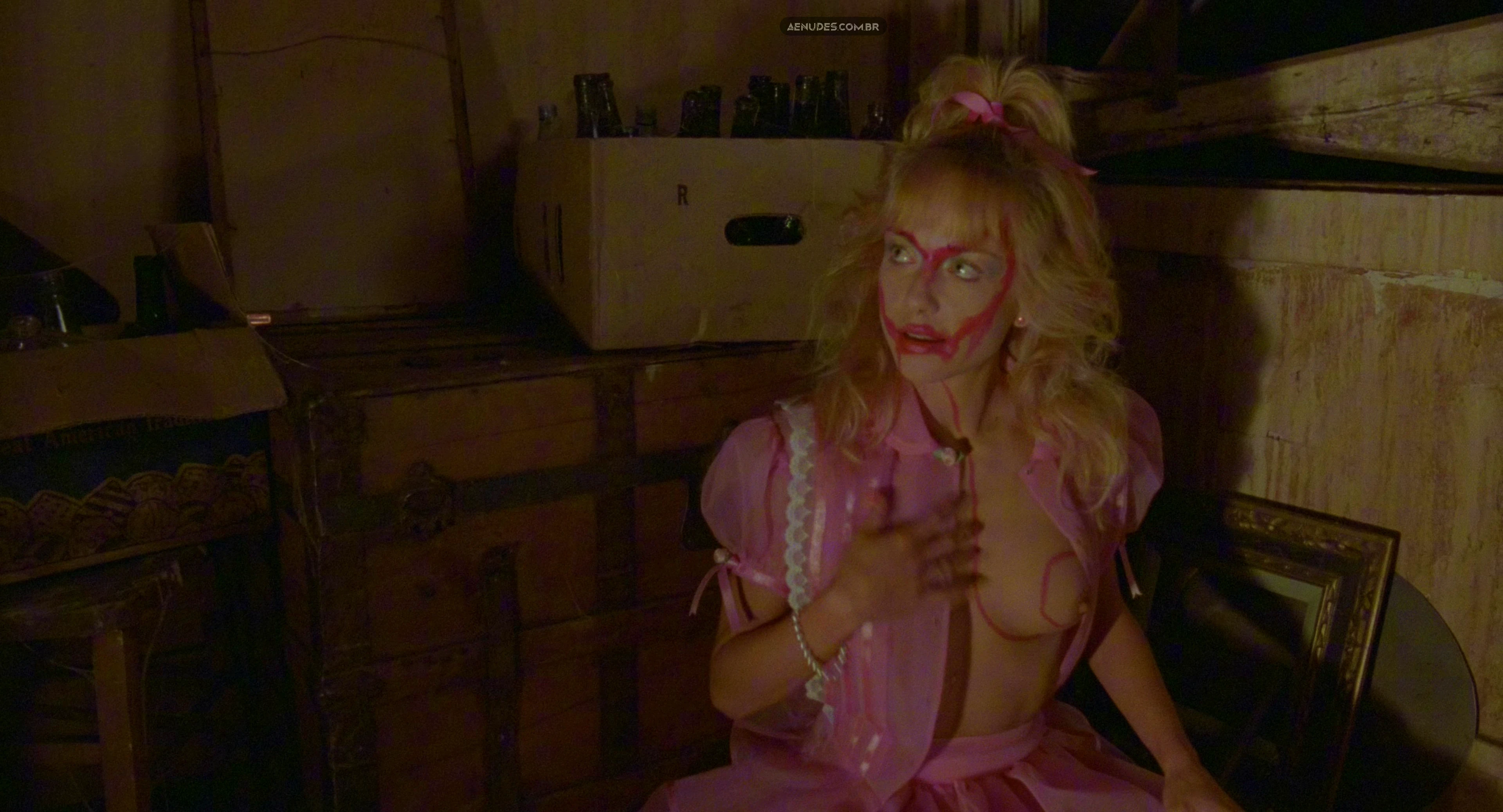 Linnea Quigley nua pelada cena de sexo em Night Of The Demons