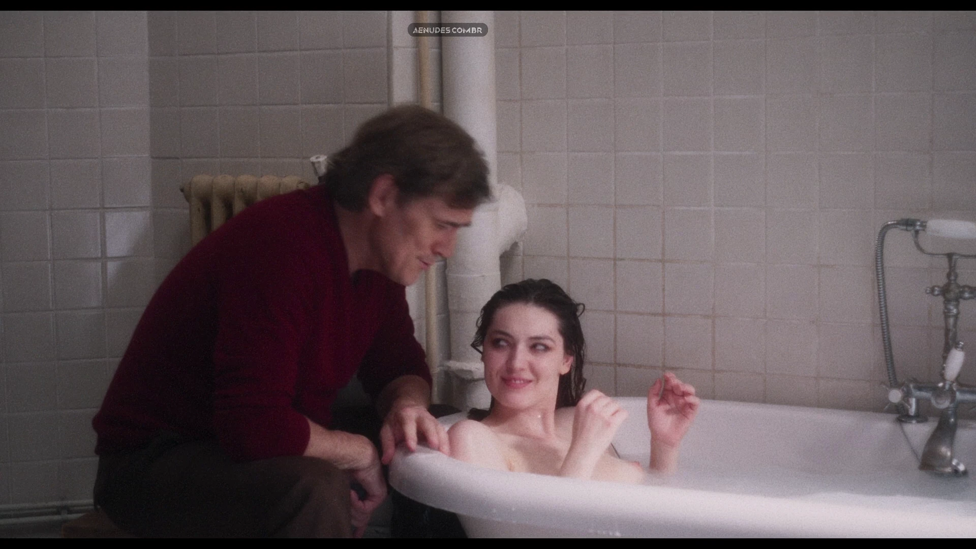 Anamaria Vartolomei nua pelada cena de sexo em Being Maria