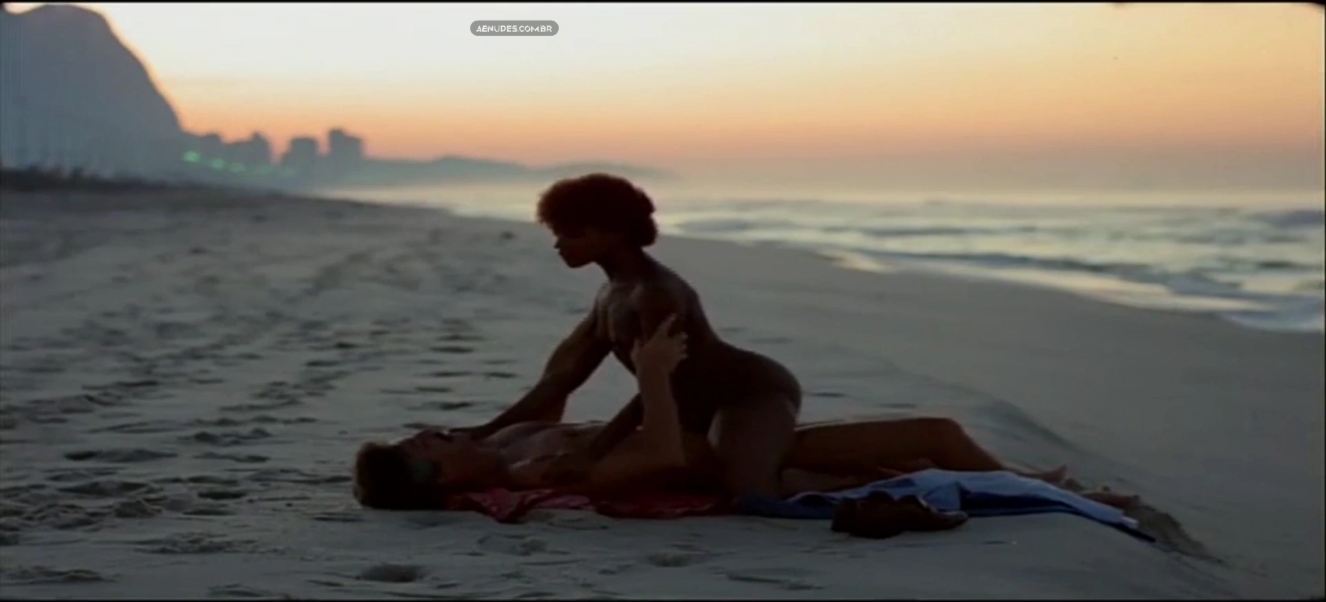 Zeze Motta nua pelada cena de sexo em Aguia Na Cabeca