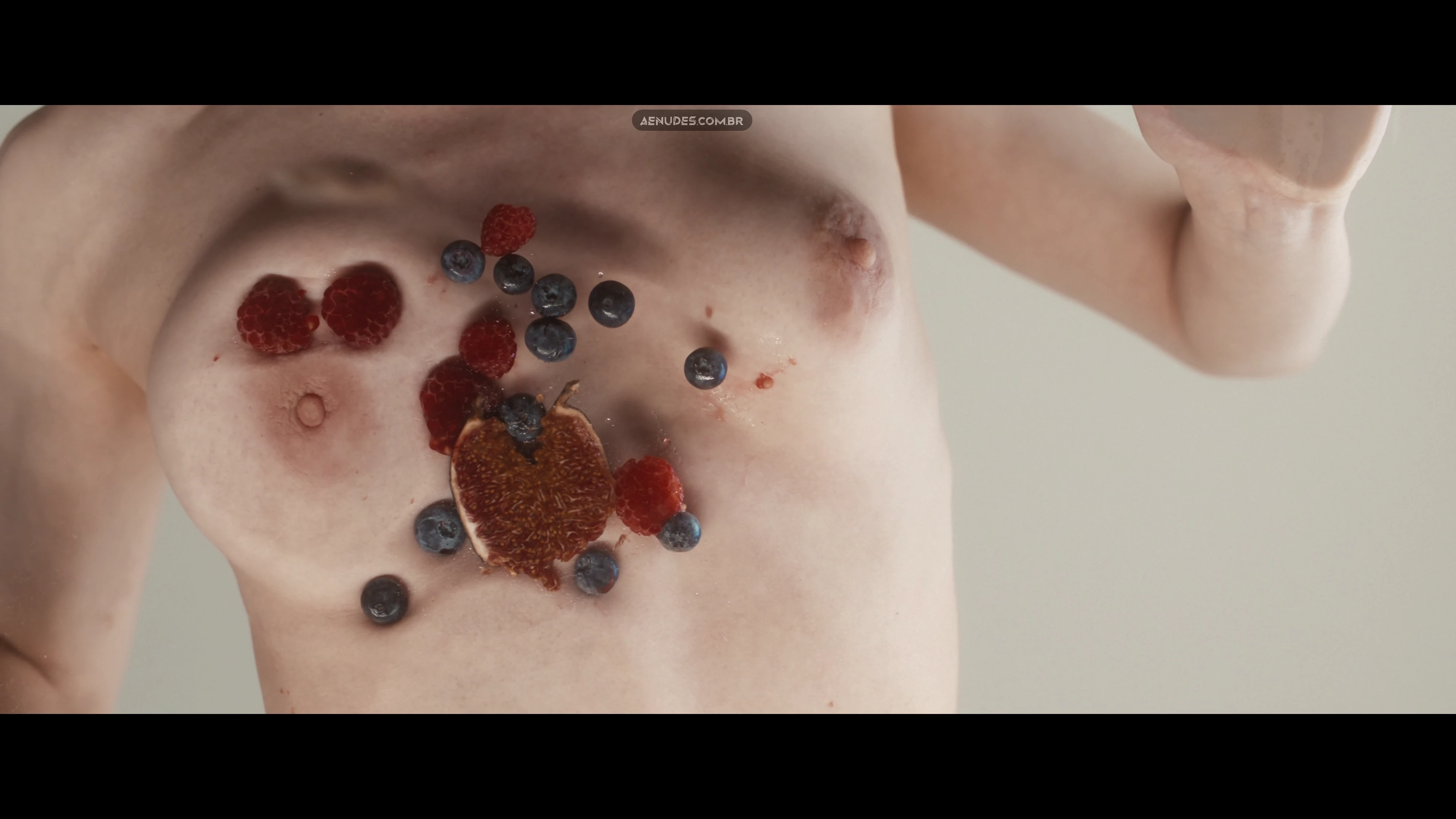 Angelina Pakhomova nua pelada cena de sexo em Tsiniki (2025)