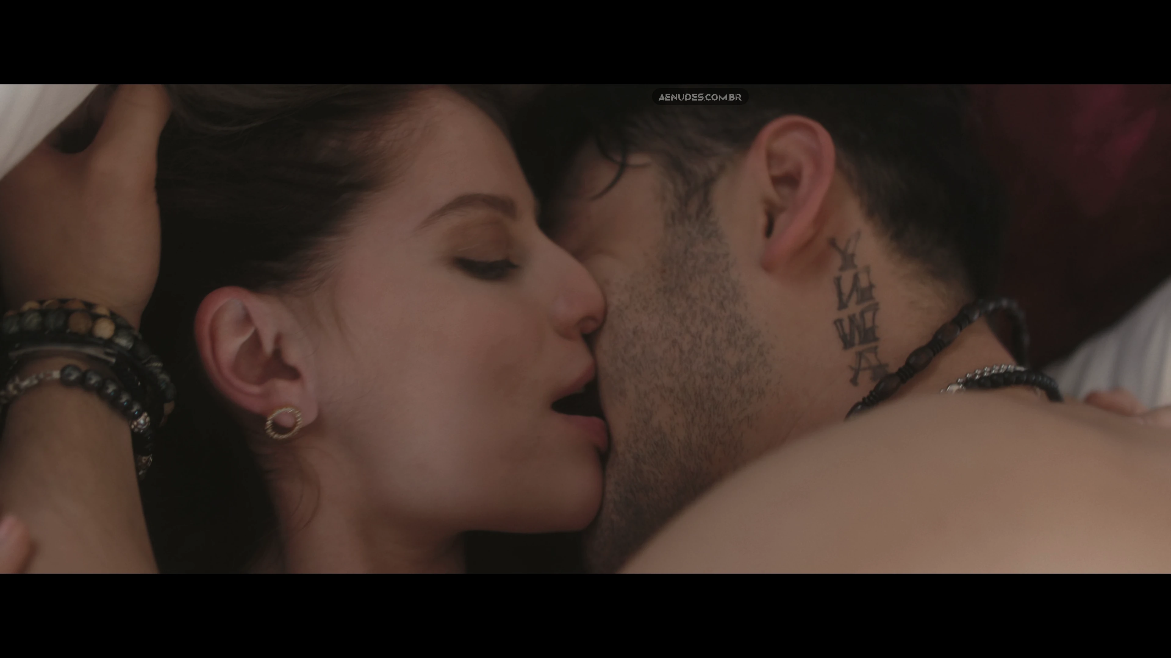 Angelina Pakhomova nua pelada cena de sexo em Tsiniki (2025)