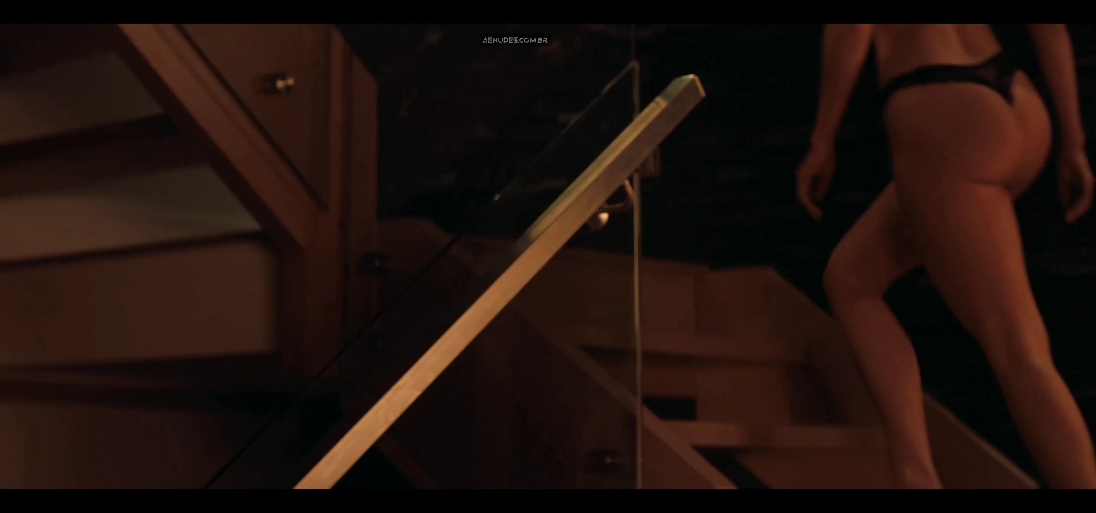 Sophie Nelisse nua pelada cena de sexo em Heated Rivalry