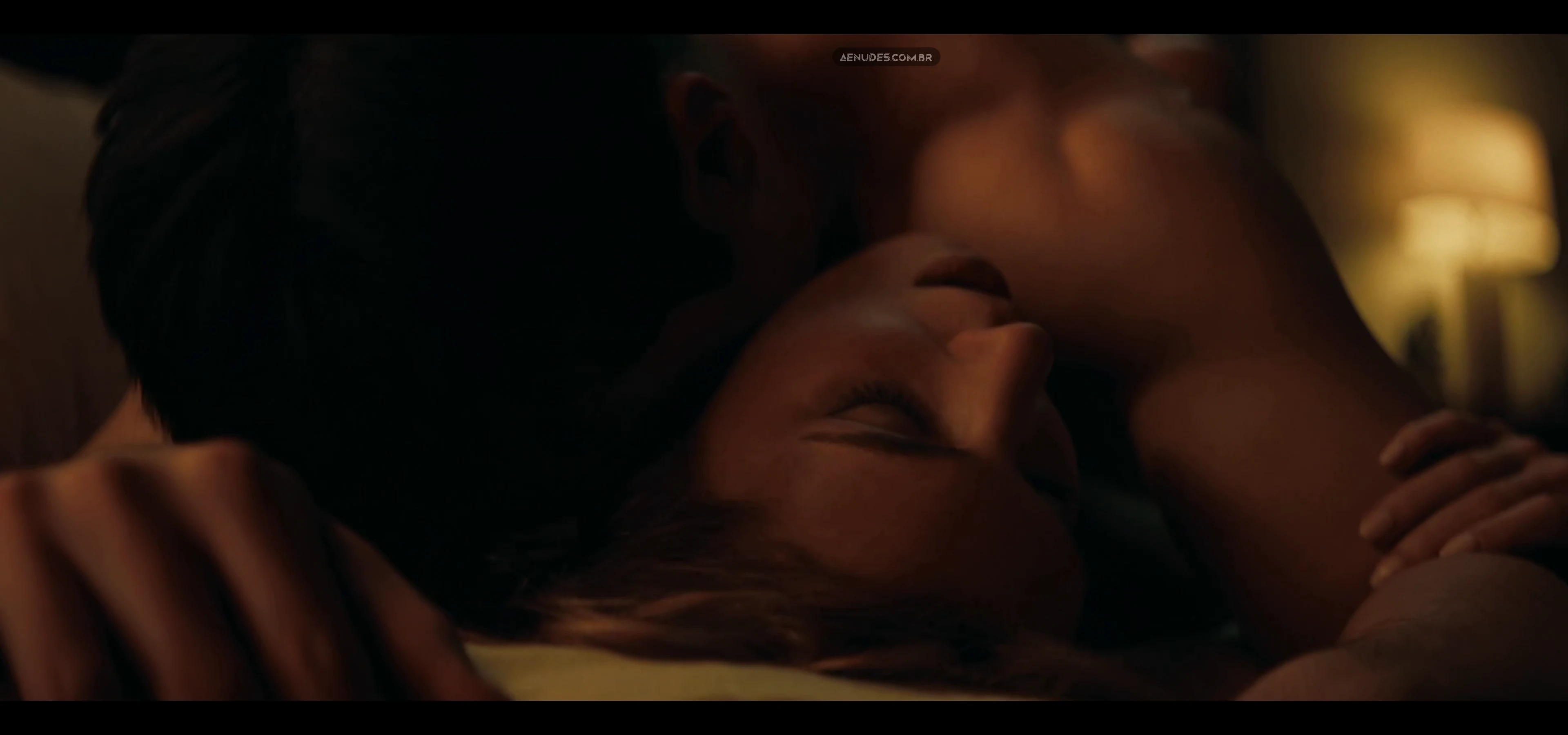 Sophie Nelisse nua pelada cena de sexo em Heated Rivalry