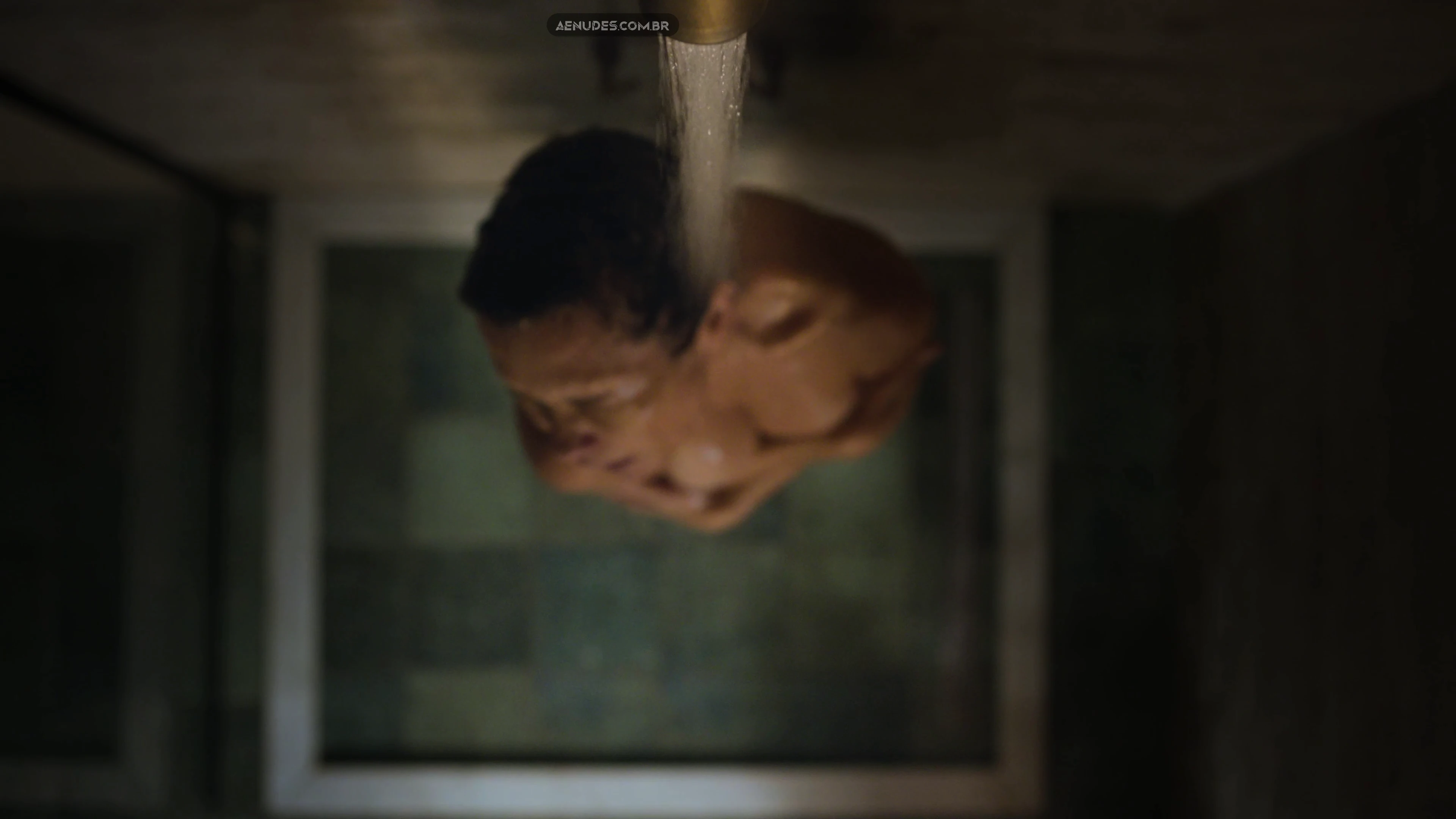 Adriana Esteves e Carol Duarte nua pelada cena de sexo em Os Outros (Série).