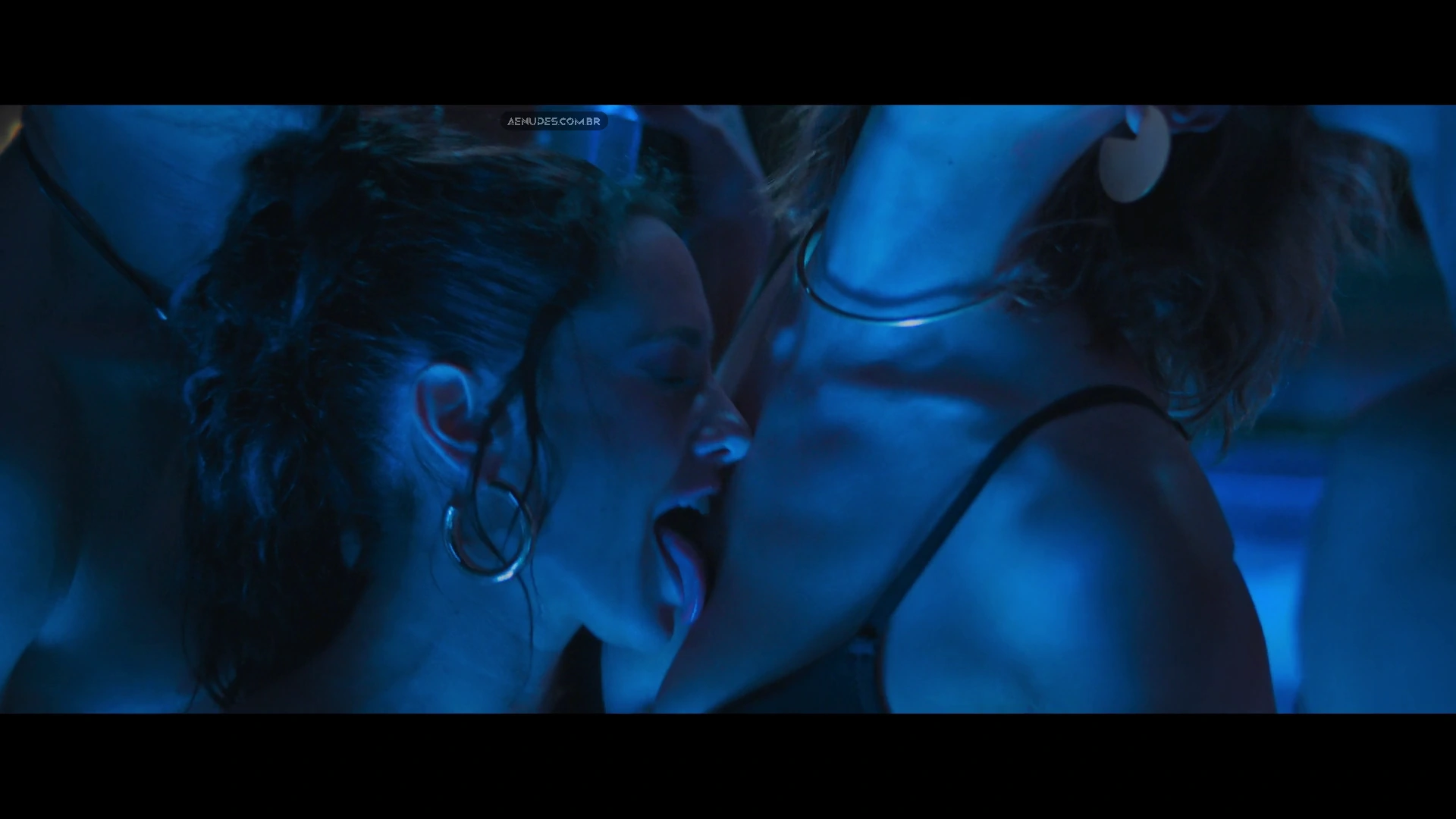 Carolina Miranda e Asia Ortega nua pelada cena de sexo em Perfil Falso (Série). Todas as Cenas de Nudez.