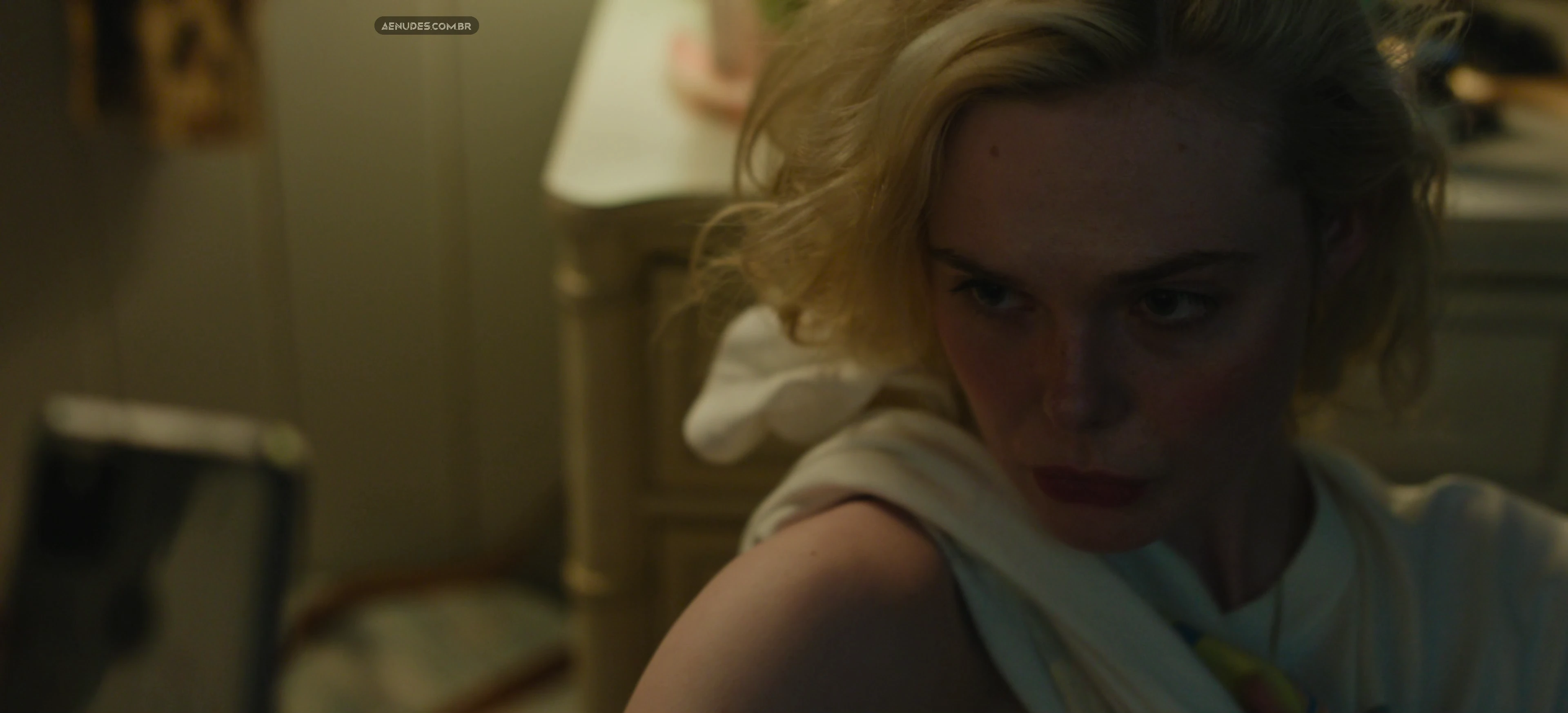Elle Fanning nua pelada cena de sexo em Margos Got Money Troubles