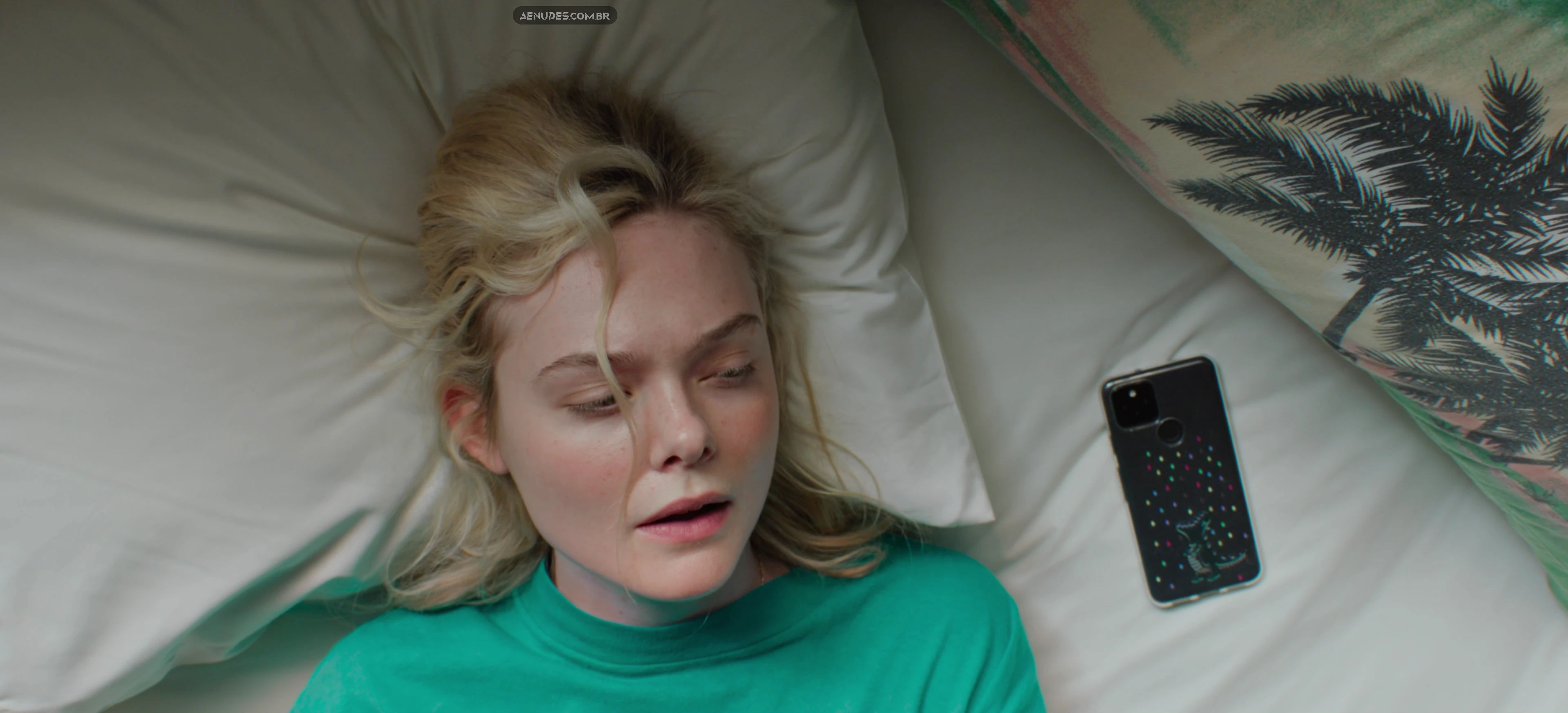 Elle Fanning nua pelada cena de sexo em Margo's Got Money Troubles