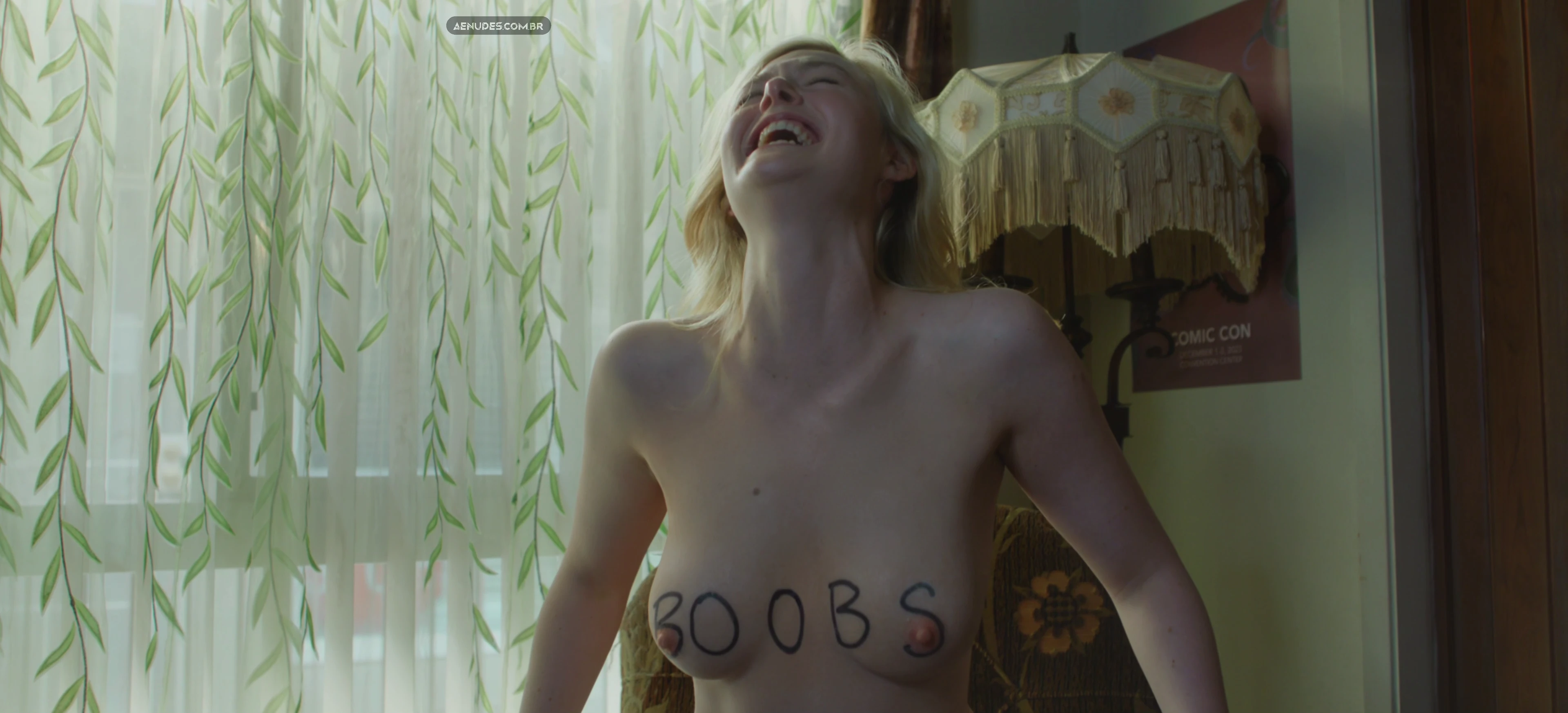 Elle Fanning nua pelada cena de sexo em Margos Got Money Troubles
