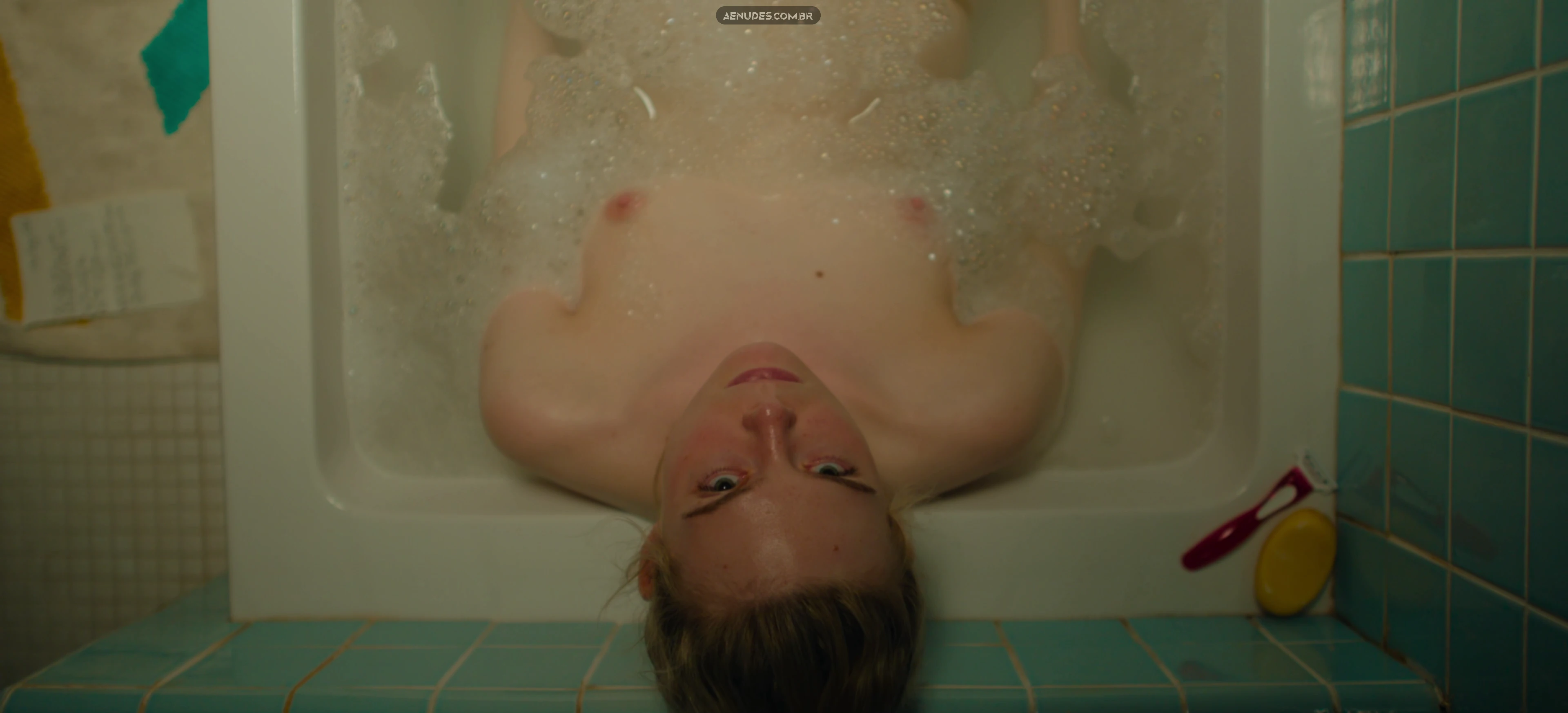 Elle Fanning nua pelada cena de sexo em Margo's Got Money Troubles