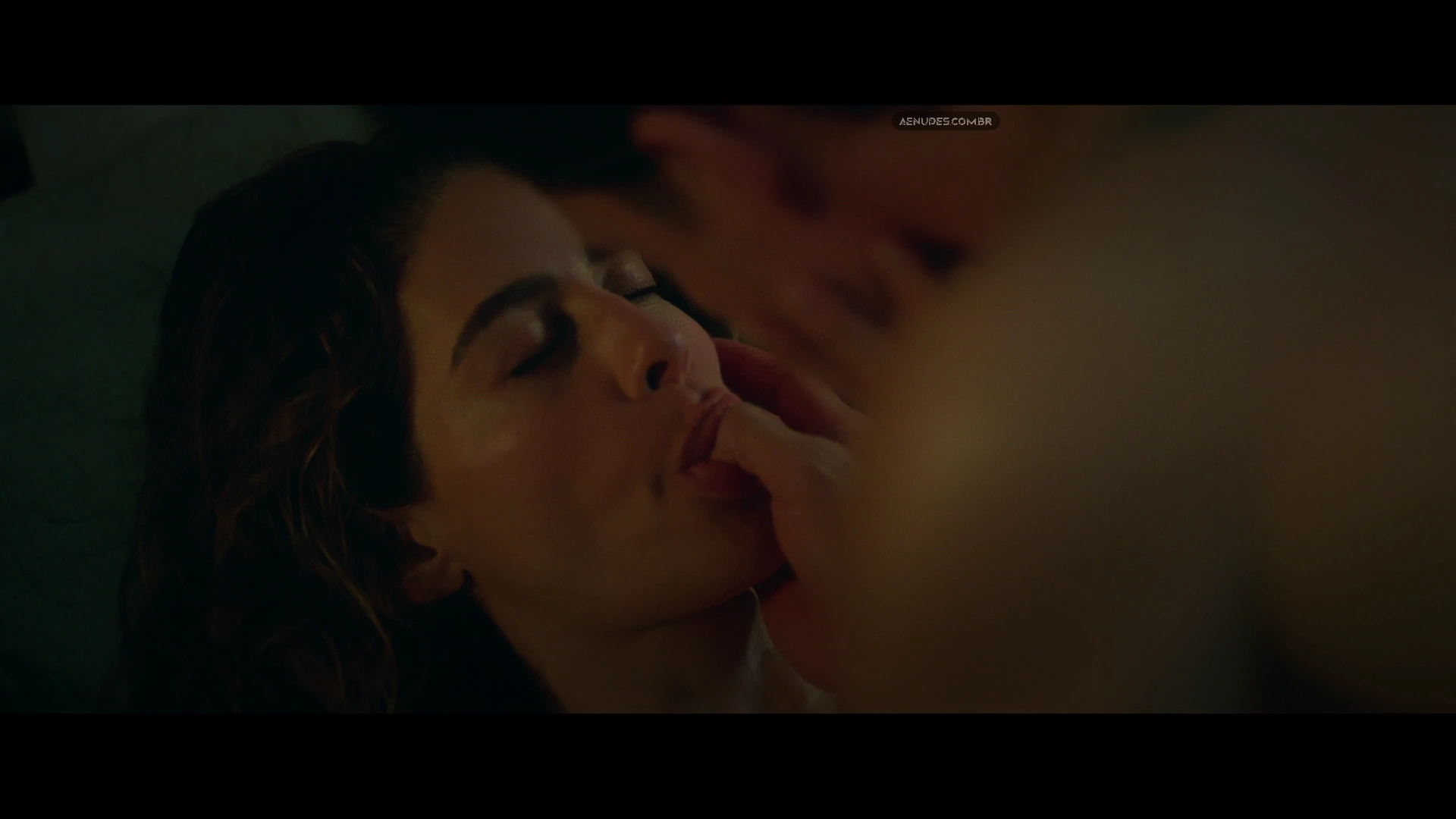 Manuela Gonzalez nua pelada cena de sexo em Perfil Falso (Série). Todas as Cenas de Nudez.