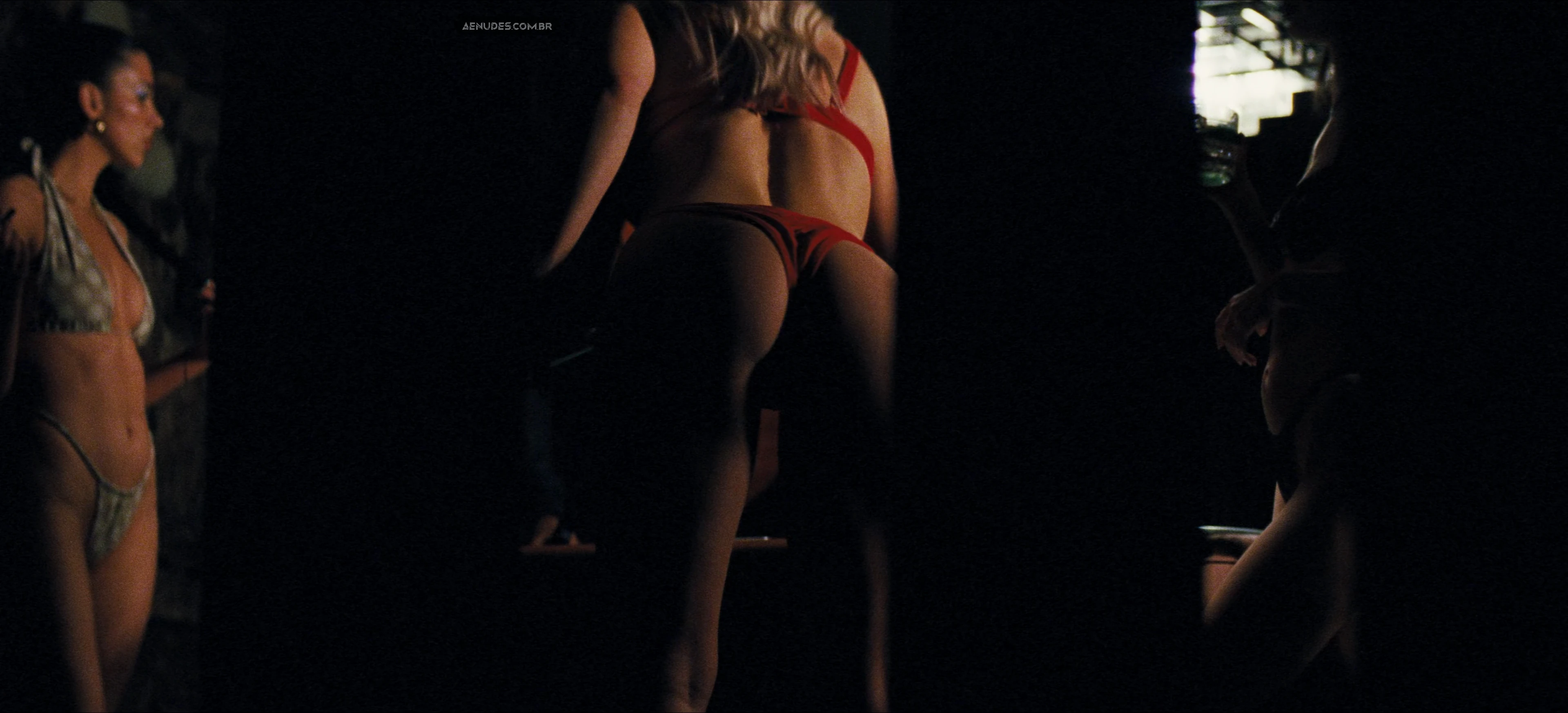 Zendaya De Blusinha Transparente e Emma Kotos Peitinho na 3º Temporada de Euphoria.