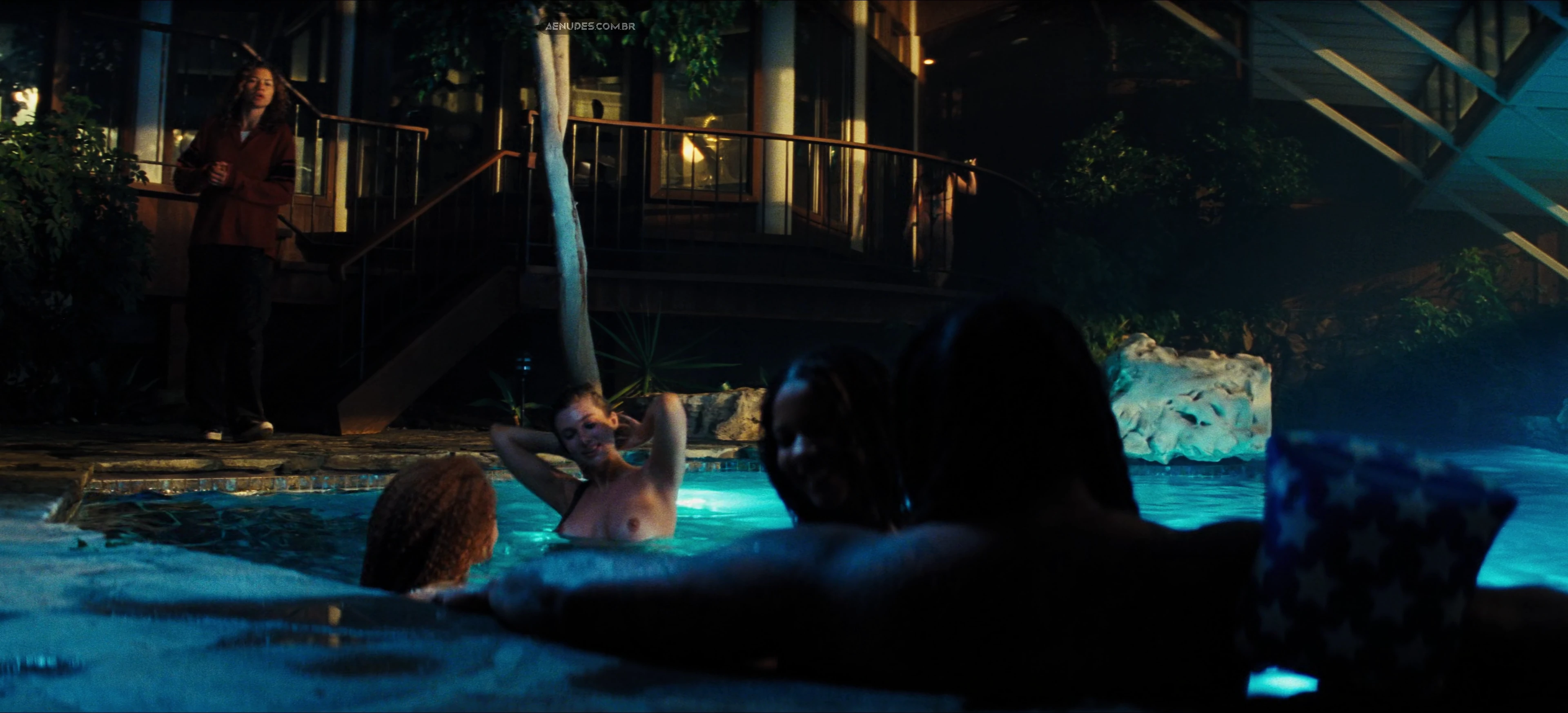 Zendaya De Blusinha Transparente e Emma Kotos Peitinho na 3º Temporada de Euphoria.