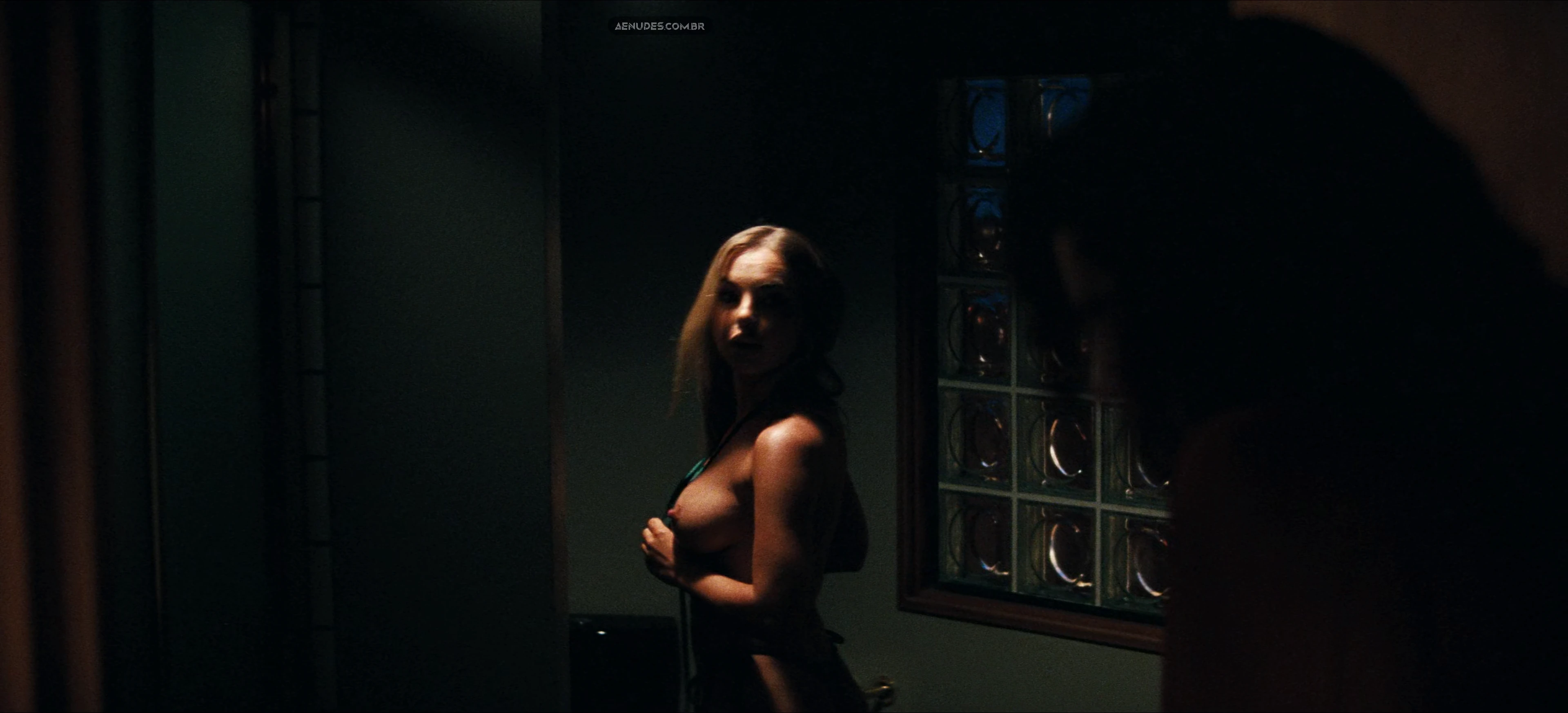 Zendaya De Blusinha Transparente e Emma Kotos Peitinho na 3º Temporada de Euphoria.