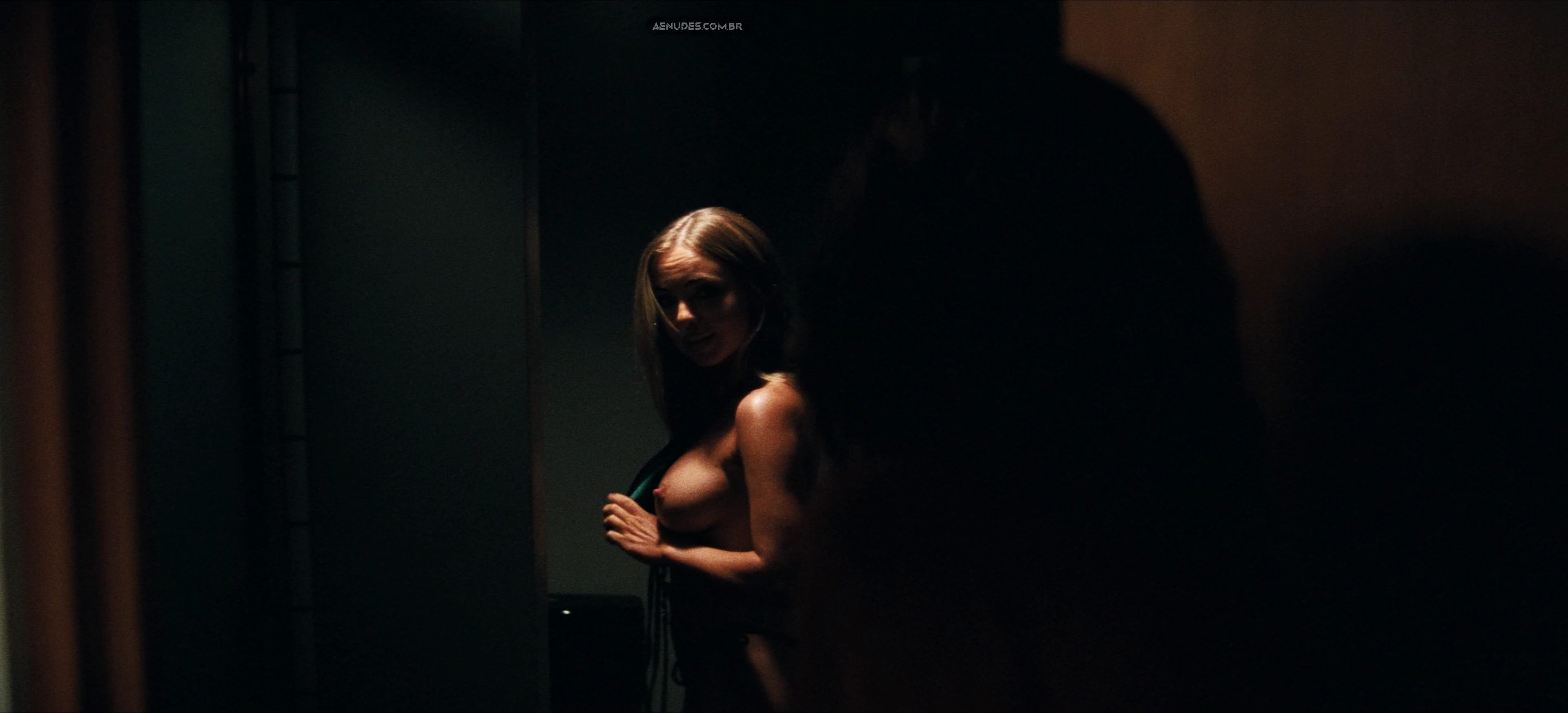 Zendaya De Blusinha Transparente e Emma Kotos Peitinho na 3º Temporada de Euphoria.