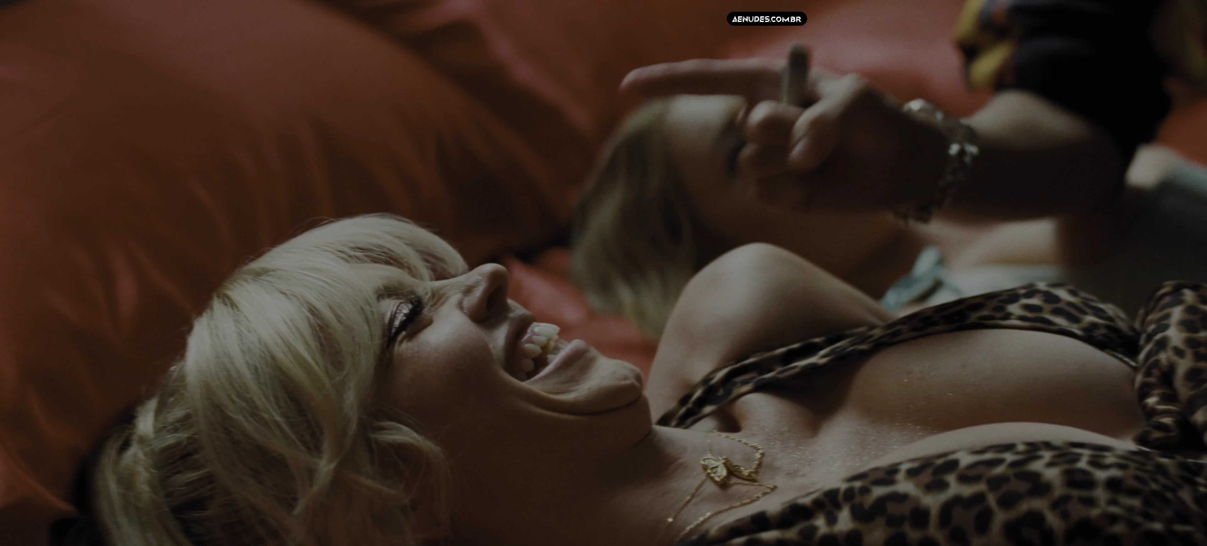 Anna Van Patten e Sydney Sweeney e Bella Podaras nua pelada cena de sexo em Euphoria