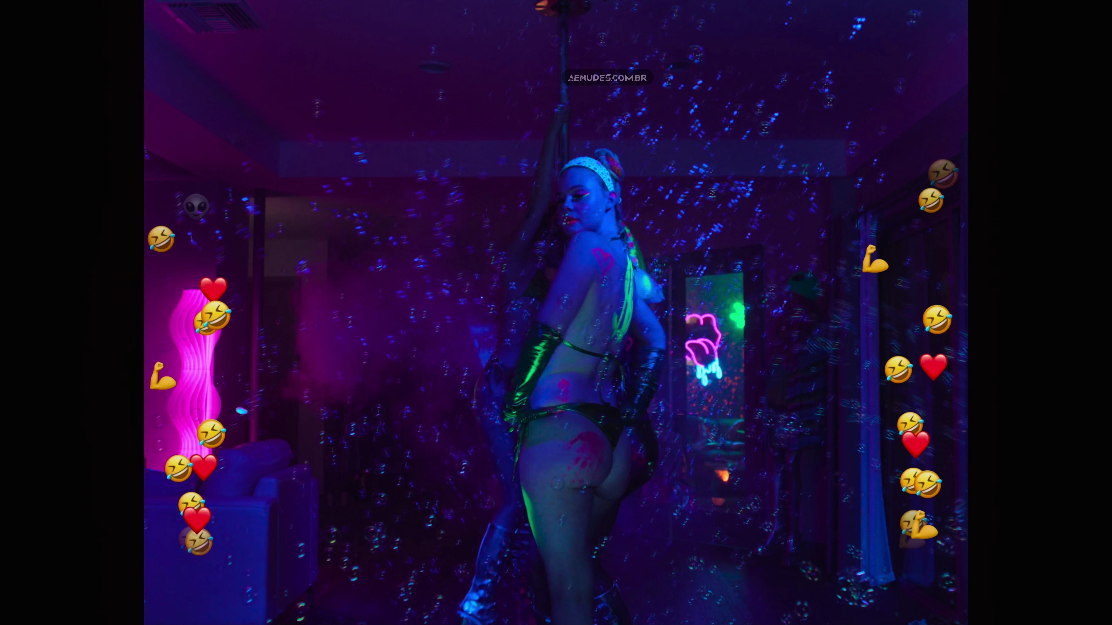 Elle Fanning nua pelada cena de sexo em Margo's Got Money Problems