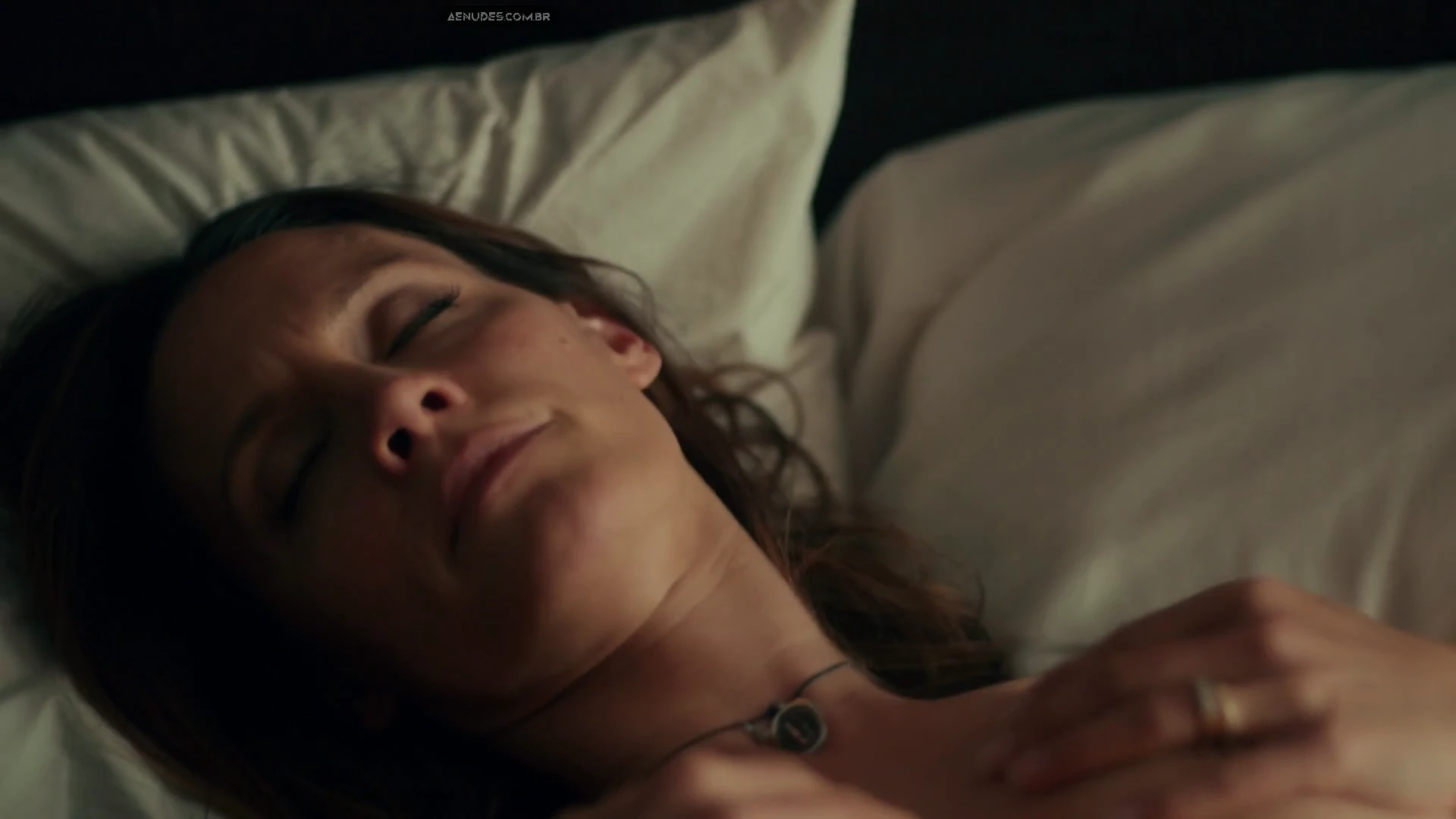 Emmanuelle Chriqui e KaDee Strickland nua pelada cena de sexo em Shoot Eyes