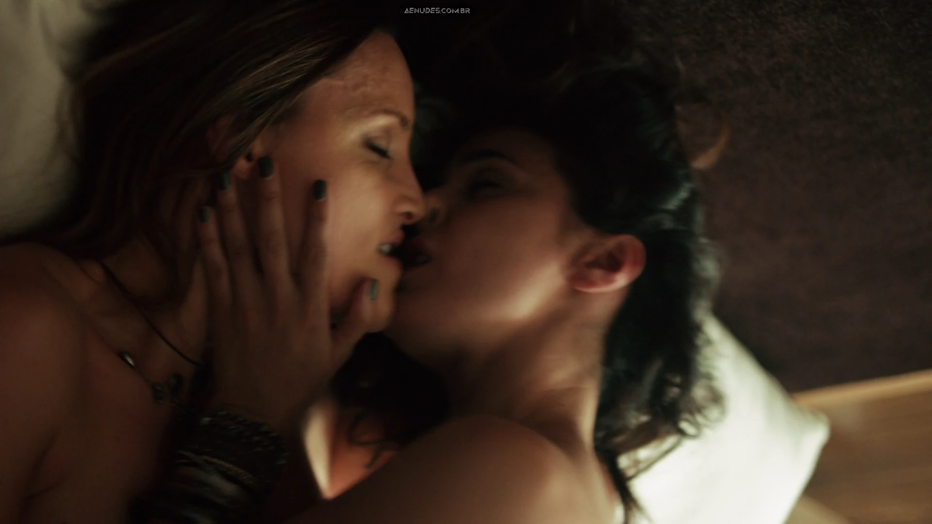 Emmanuelle Chriqui e KaDee Strickland nua pelada cena de sexo em Shoot Eyes