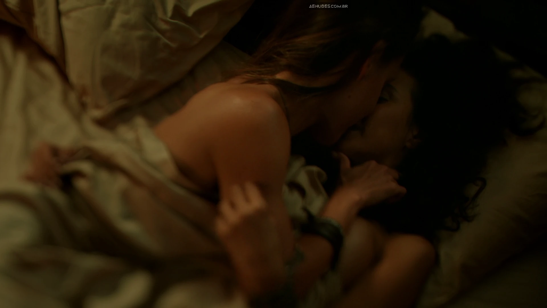 Emmanuelle Chriqui e KaDee Strickland nua pelada cena de sexo em Shoot Eyes