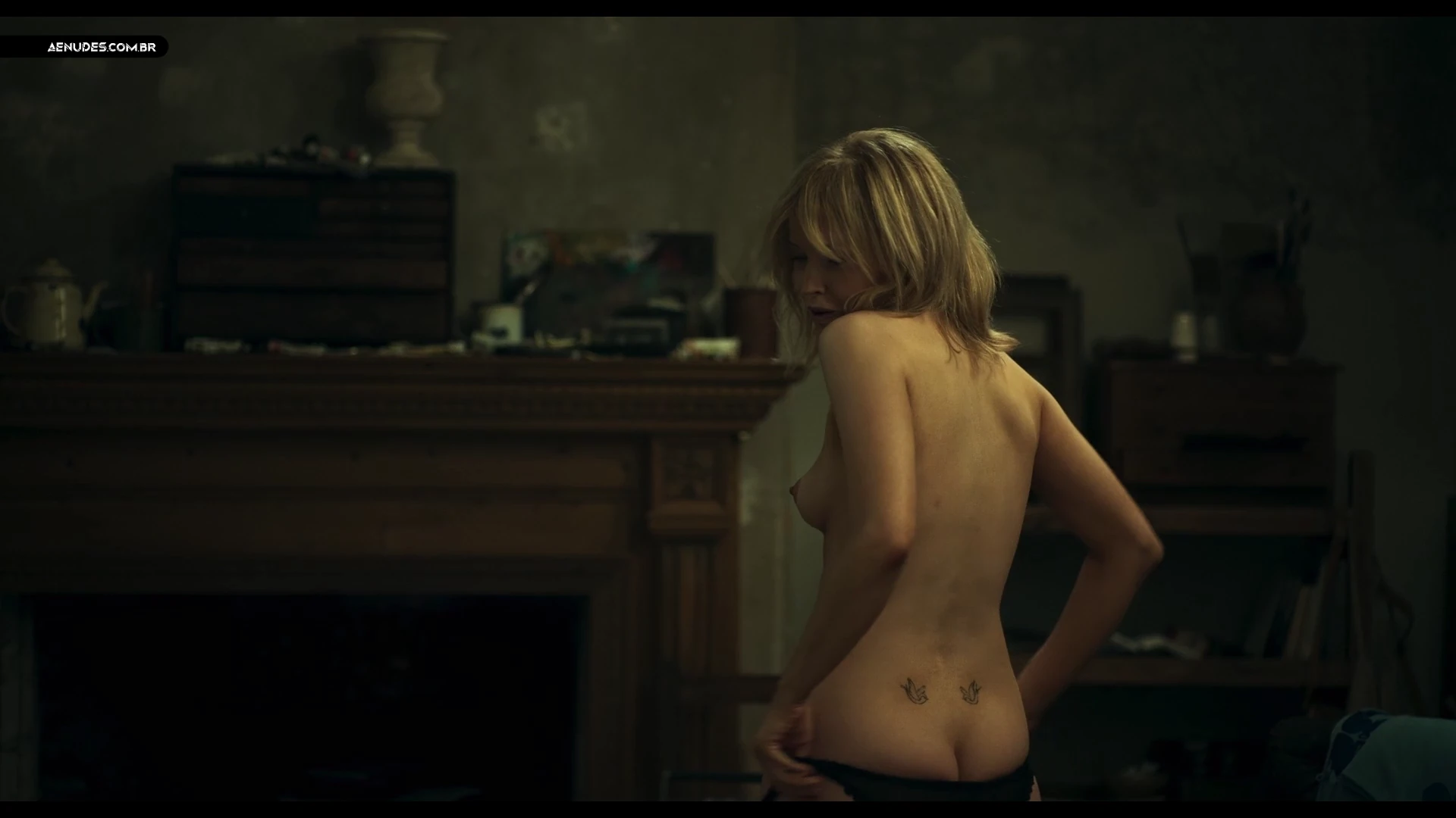 Ellie Bamber nua pelada cena de sexo em Moss & Freud